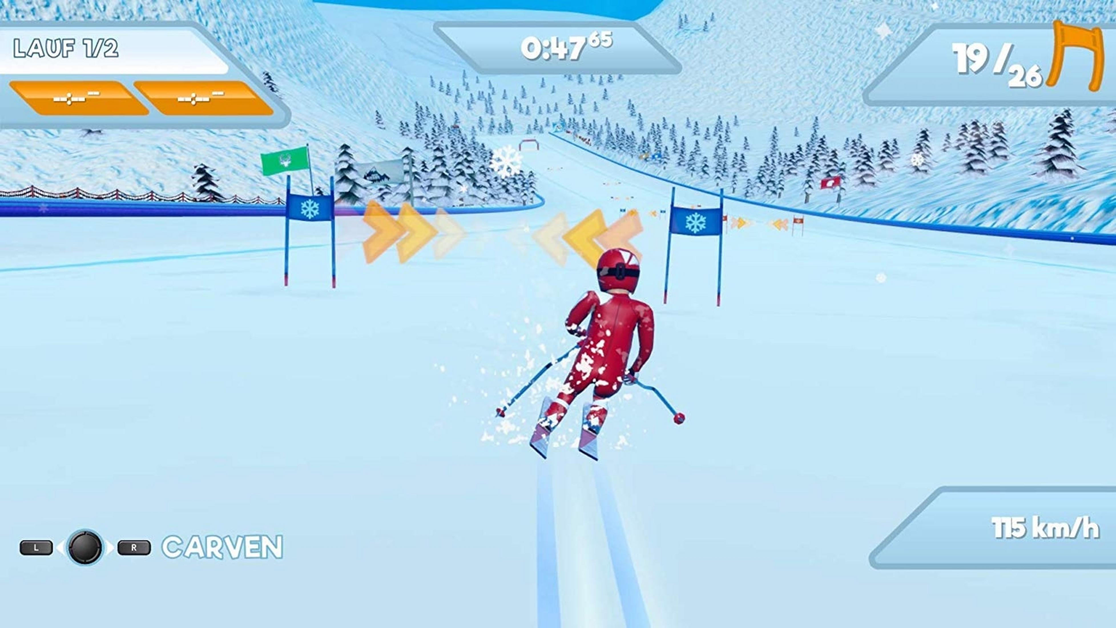Ein Skifahrer in Rot fährt auf einem verschneiten Hang. Tore und Bäume sind sichtbar.