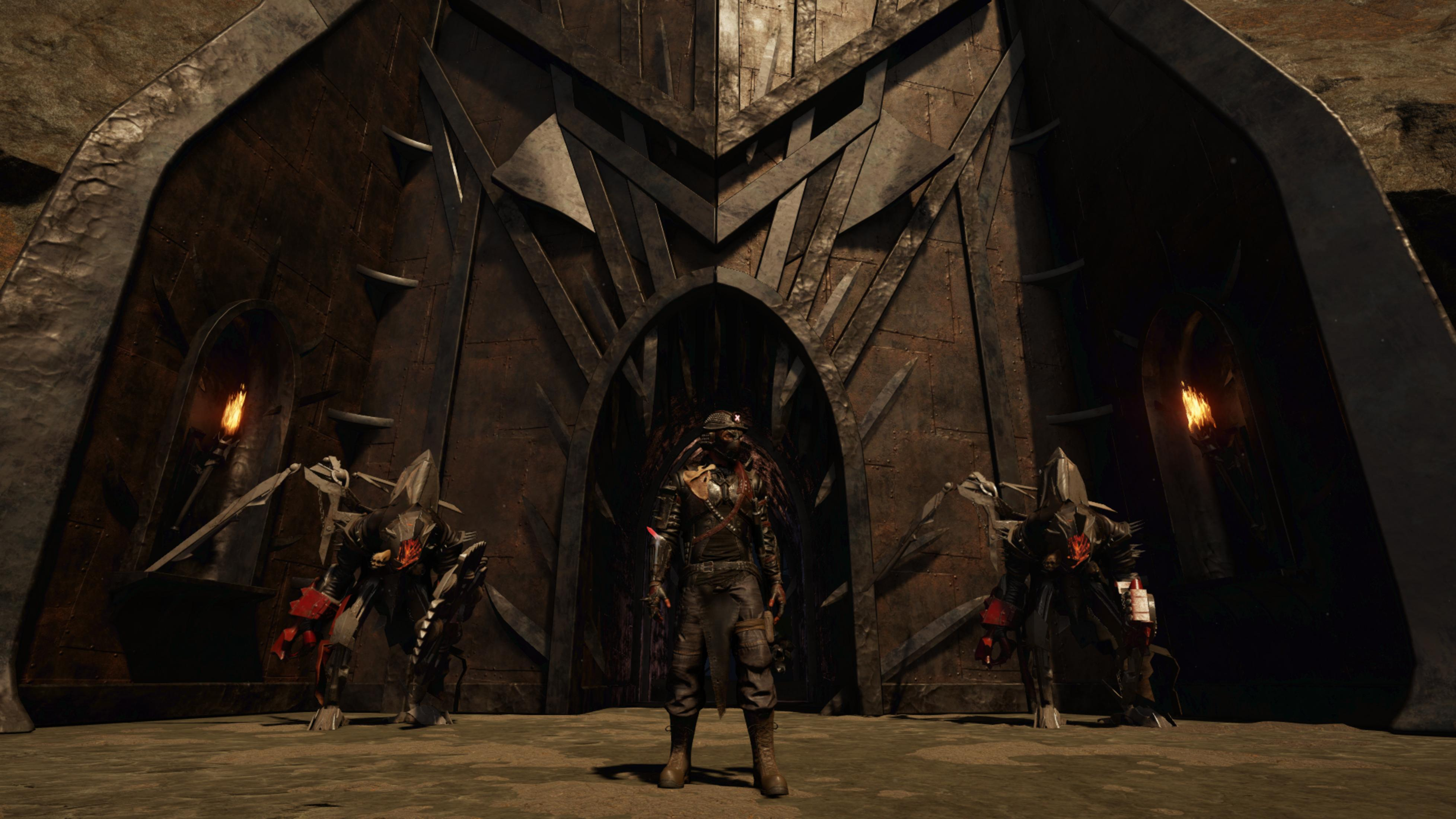 Ein Mann in dunkler Kleidung steht zwischen zwei mechanischen Kreaturen vor einem Tor.