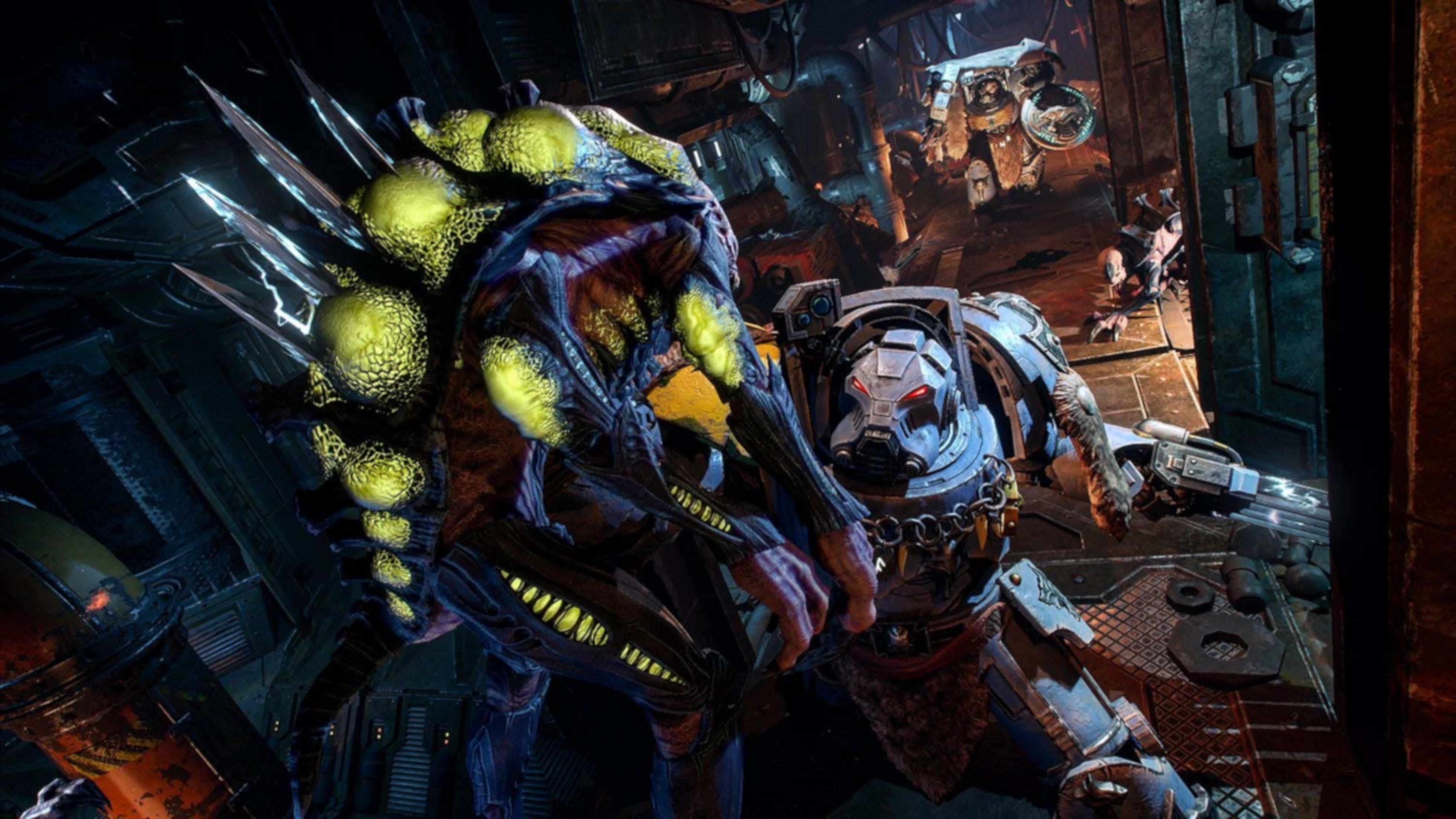 Ein blauer Space Marine kämpft gegen ein grünes Alien-Monster in einem dunklen Raum.
