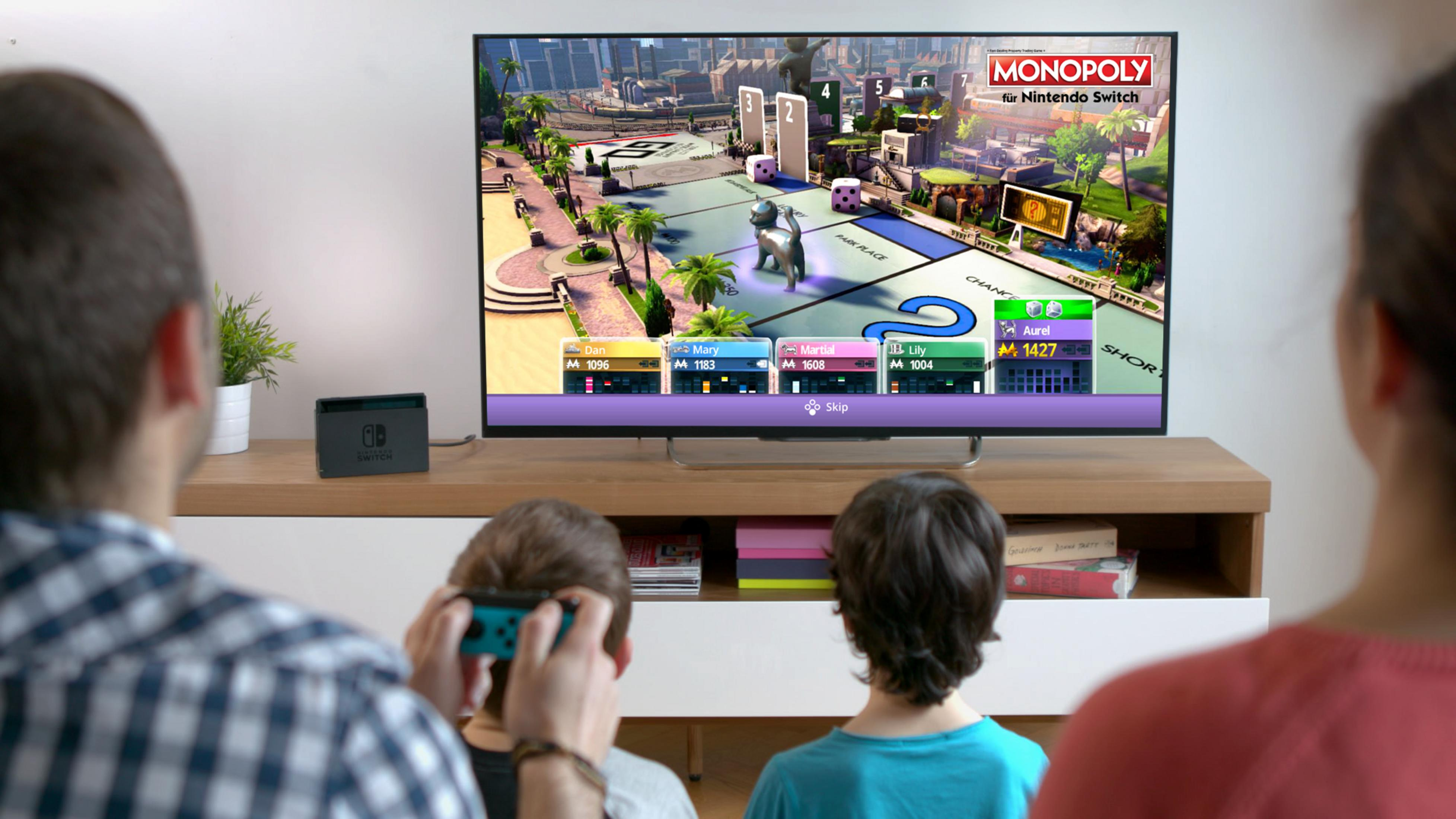 Famiglia gioca a Monopoly su Nintendo Switch. Tabellone con pedine e dadi.