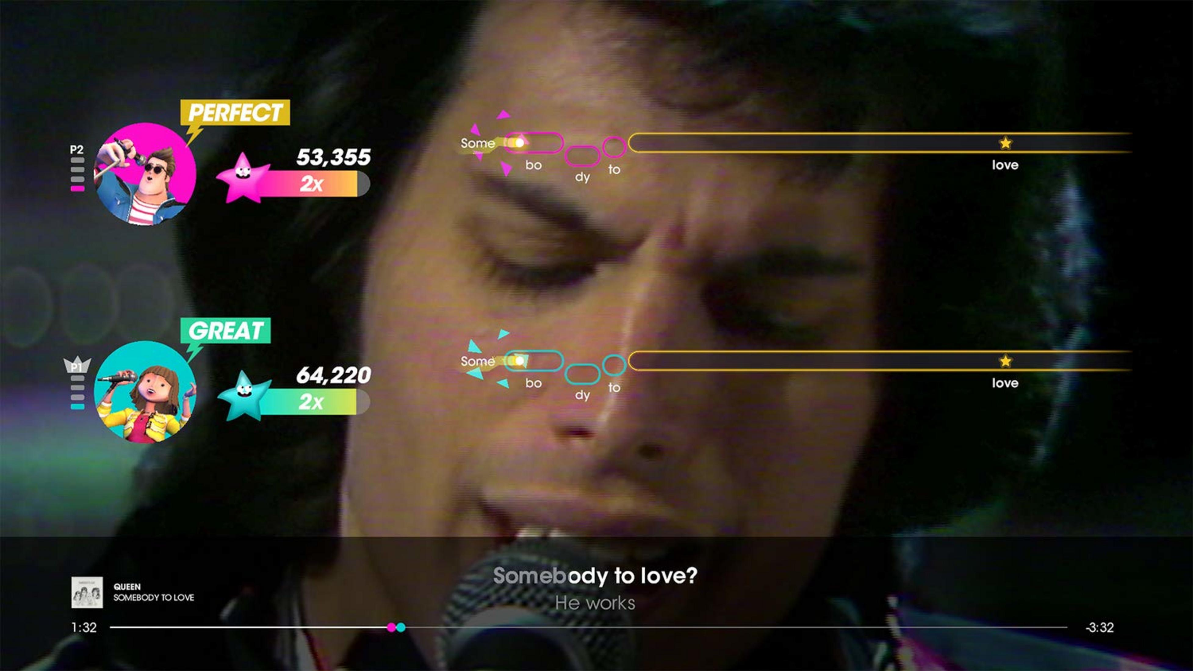 Un gioco di canto mostra Freddie Mercury con display di punteggio 'PERFETTO' e 'OTTIMO'.