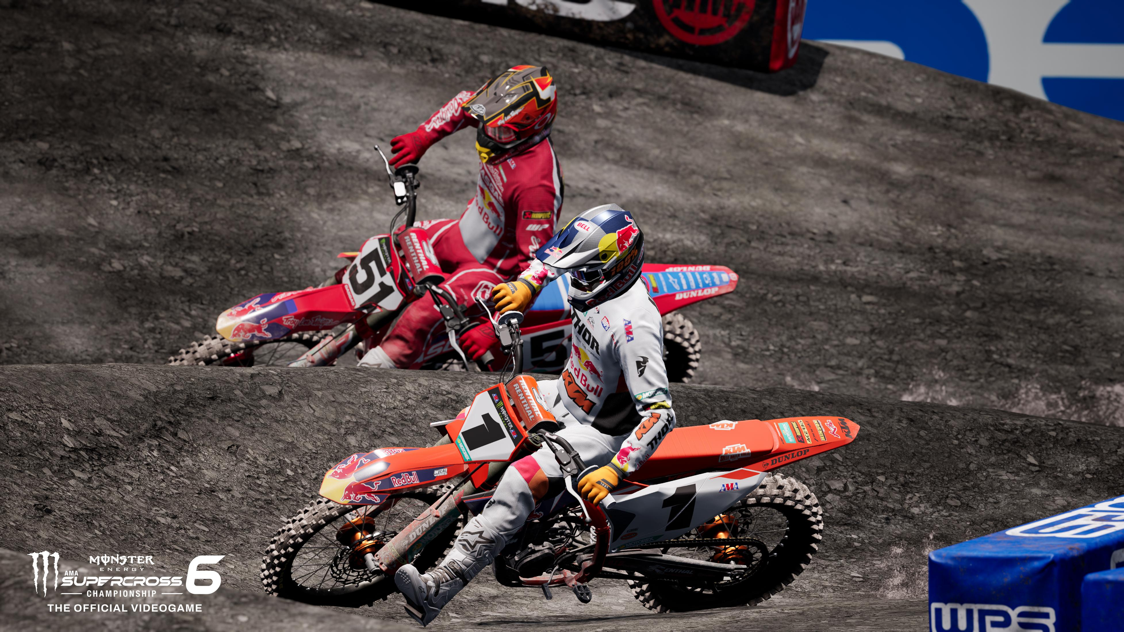 Zwei Motocross-Fahrer auf ihren Motorrädern fahren auf einer Schotterstrecke.