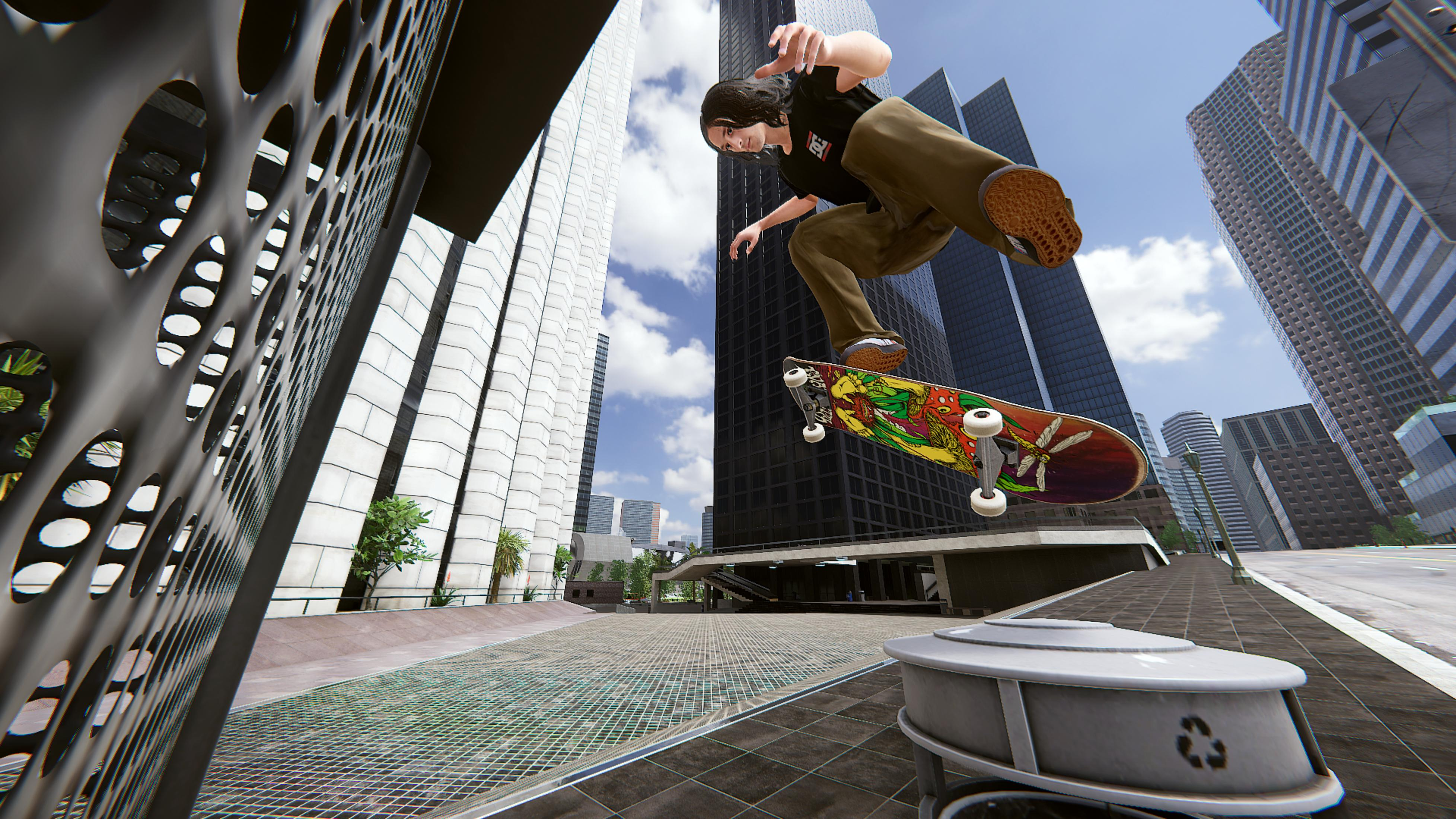 Skateboarder wykonuje wysoki skok przed nowoczesnymi wieżowcami.