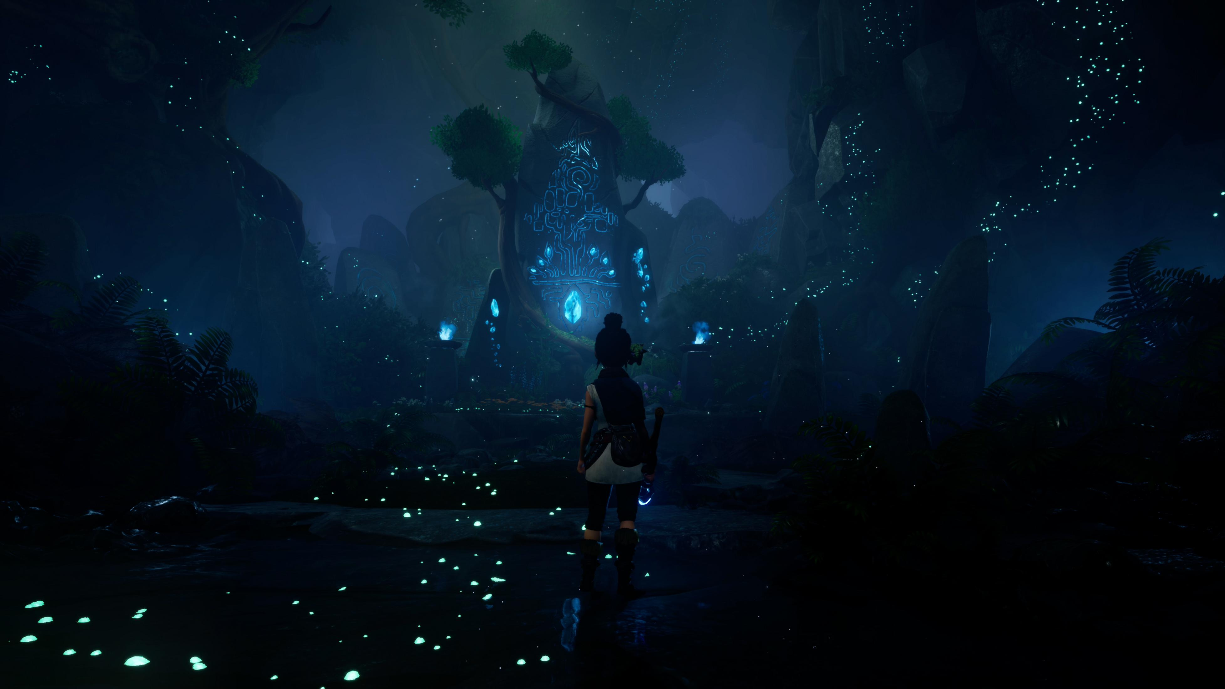 Une femme se tient devant un symbole bleu lumineux sur une pierre dans une forêt sombre.