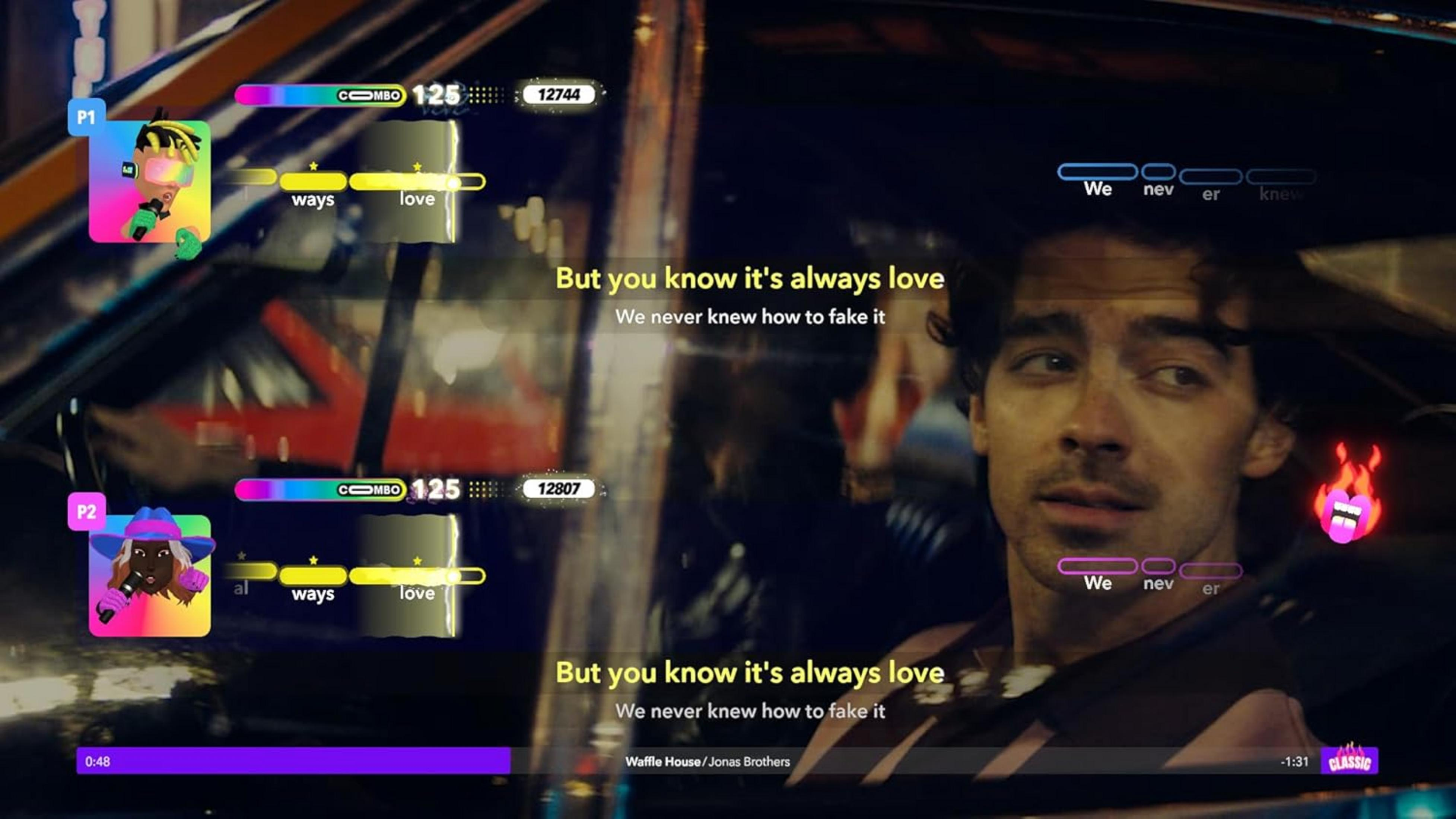 Gra karaoke dla dwóch graczy, Joe Jonas śpiewa, wyświetlane są słowa piosenki.