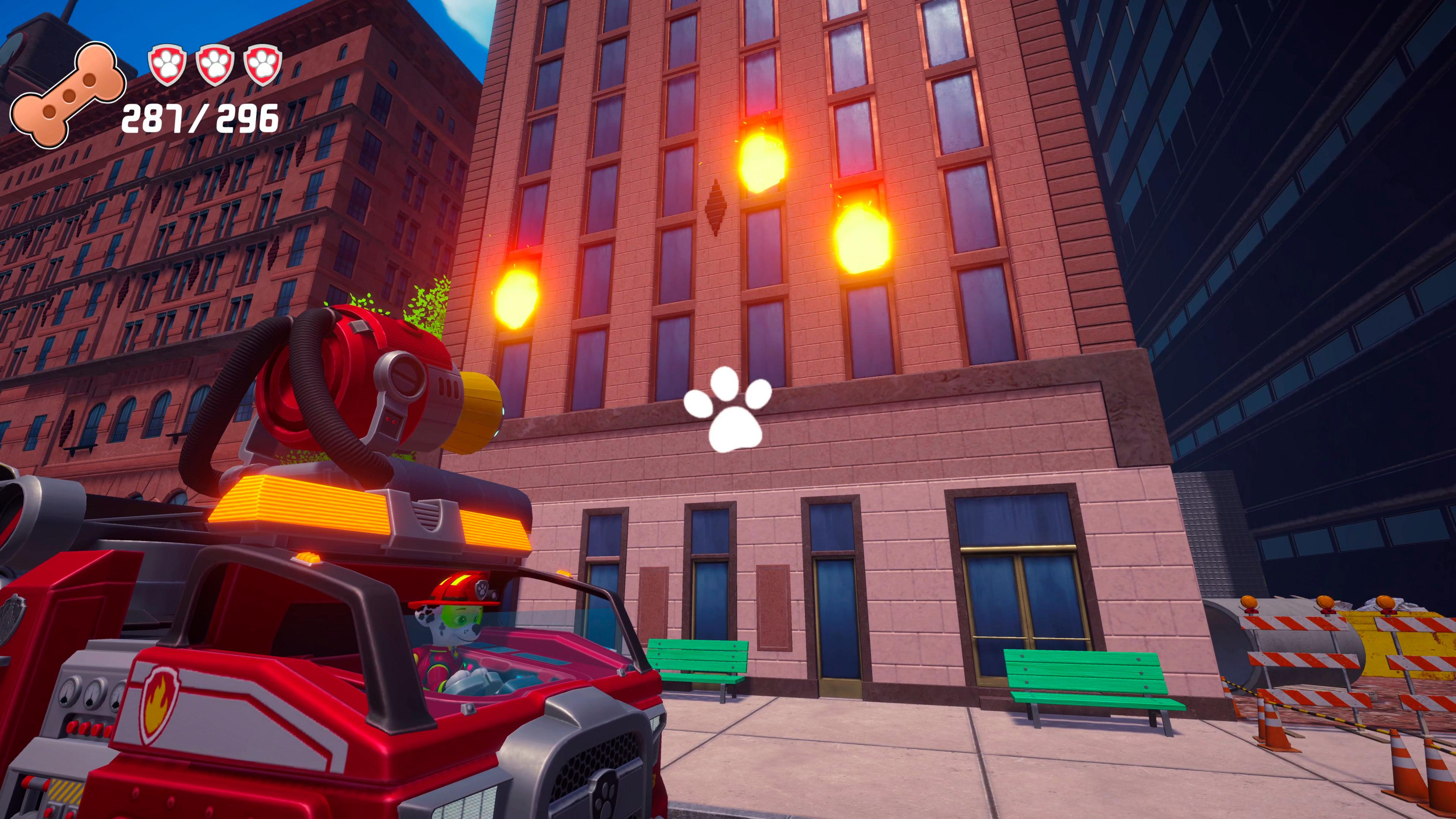 Un camion de pompier rouge avec Marcus de PAW Patrol roule dans une rue.
