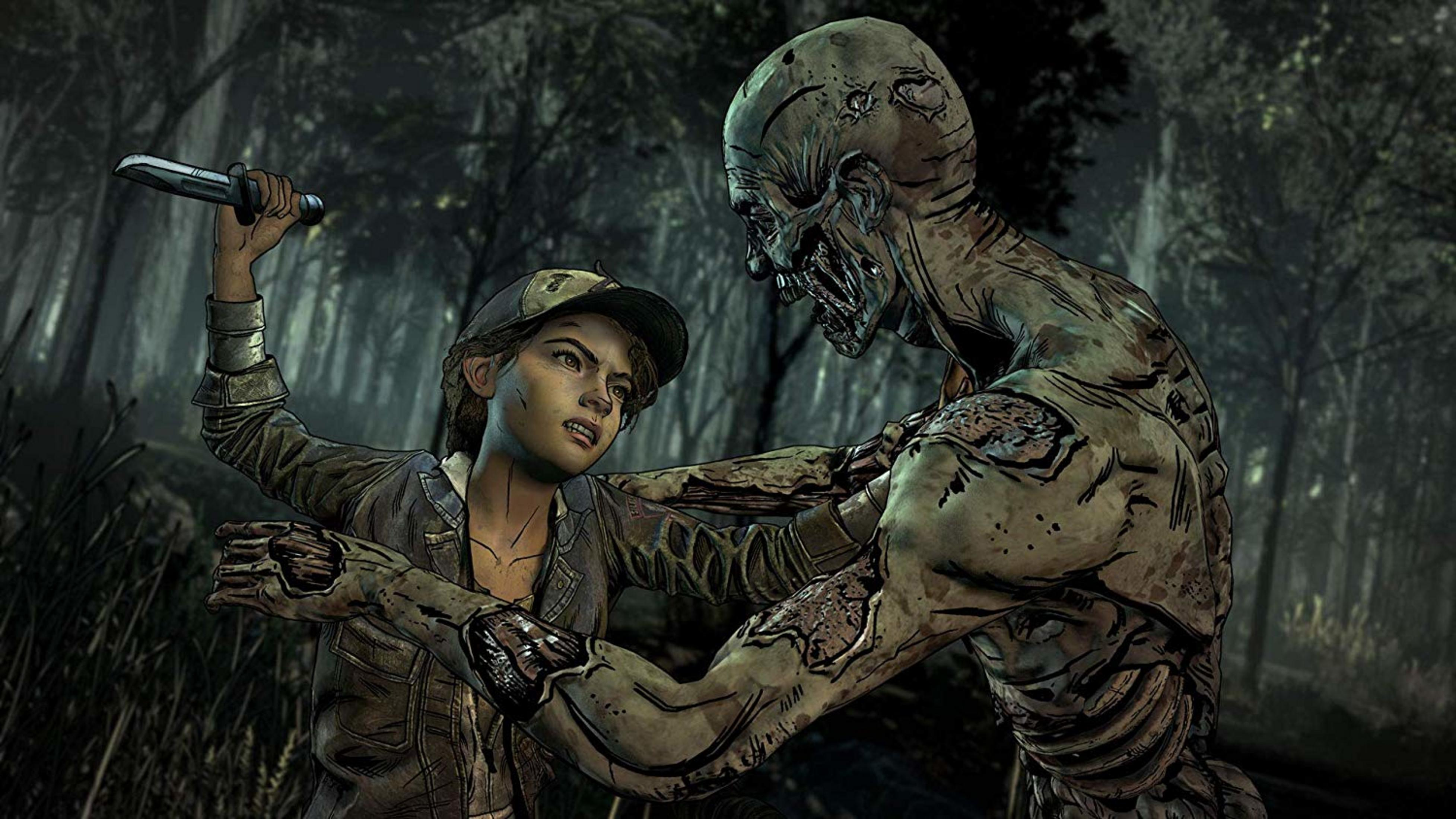 Dziewczyna z nożem walczy z zombie w lesie.