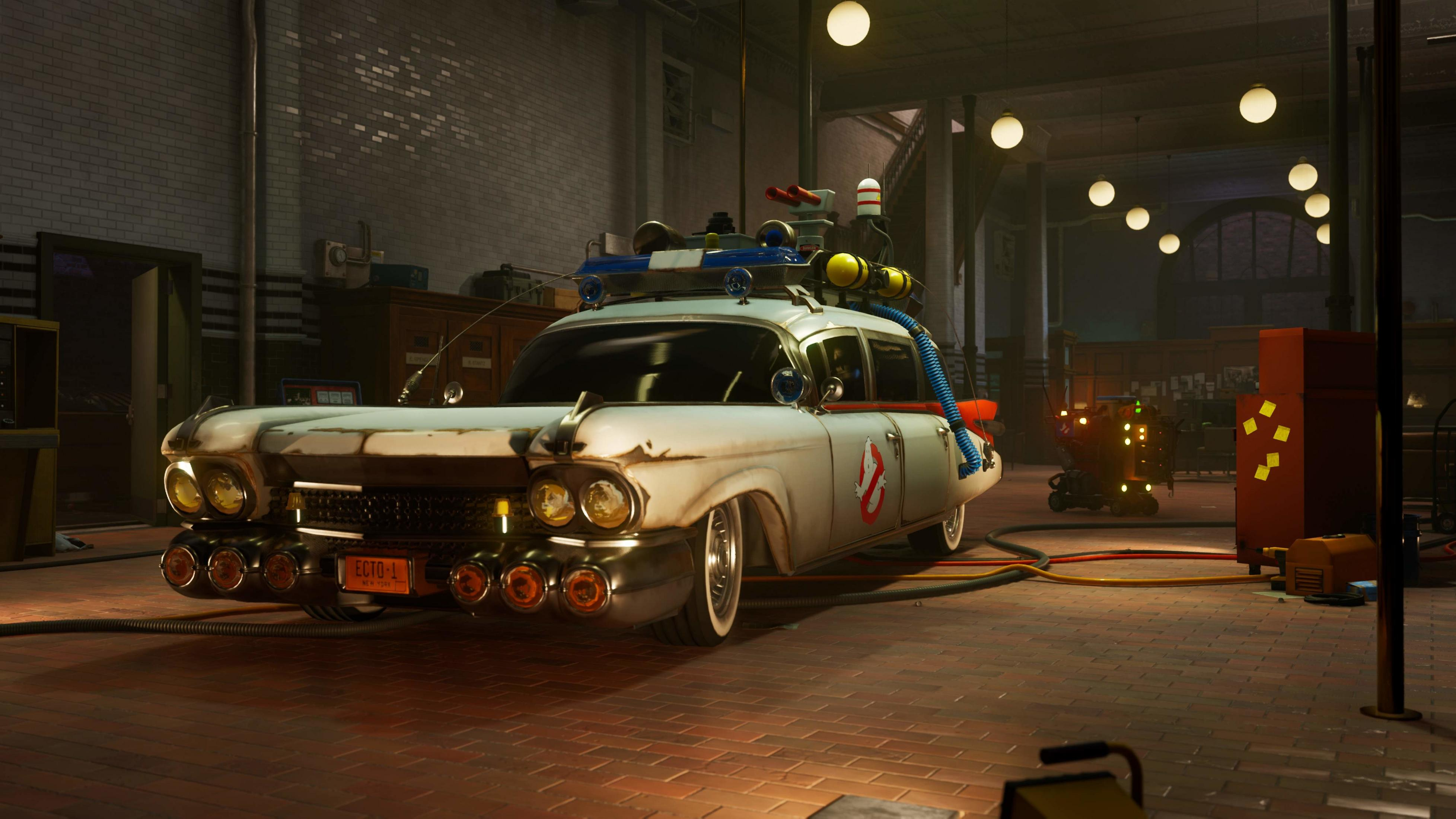 Das Ecto-1-Auto steht in einer Werkstatt mit Ziegelböden und Lichtern.