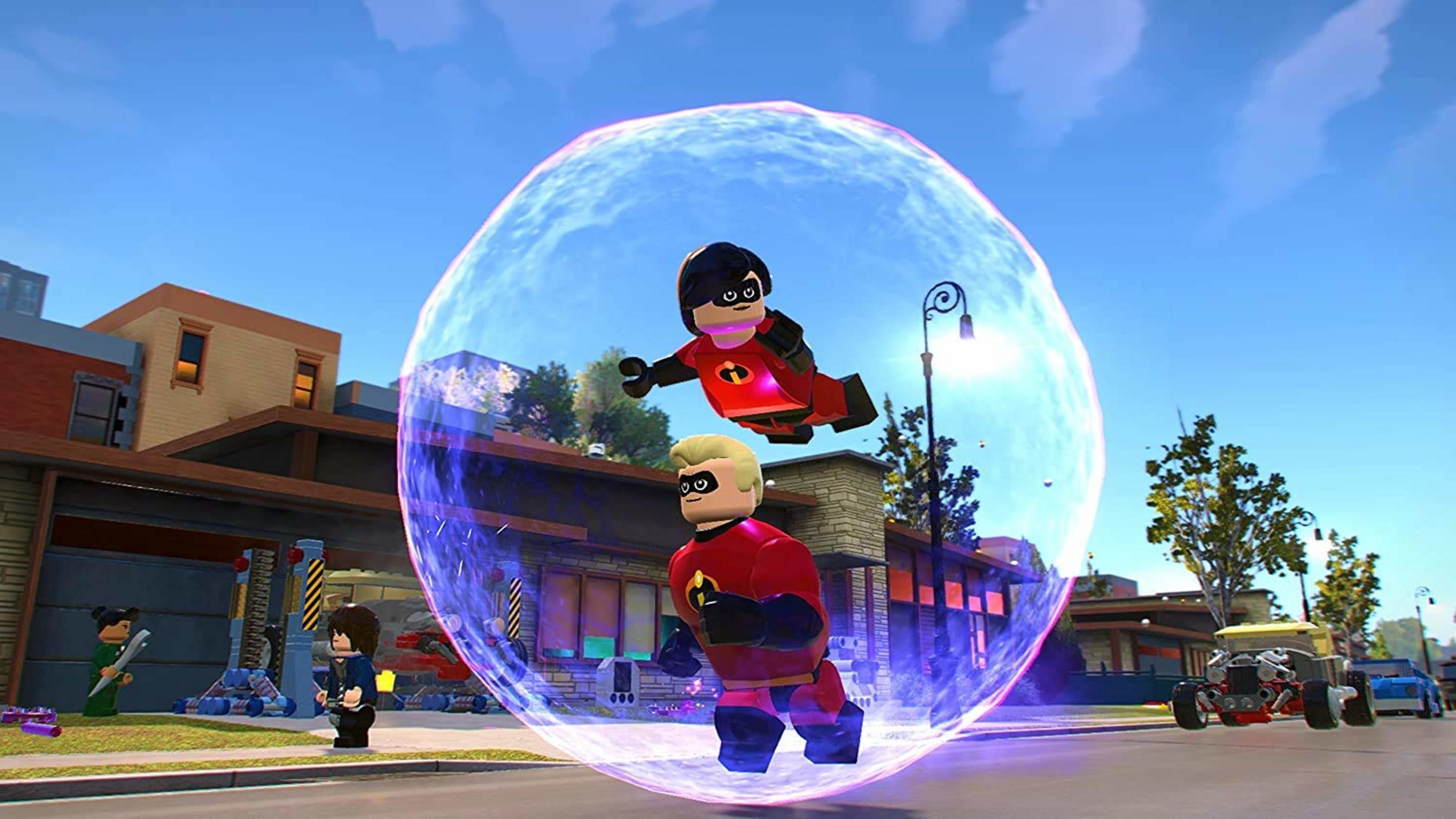 Zwei Lego-Figuren in Superhelden-Kostümen fliegen in einer schillernden Blase durch eine Stadt.