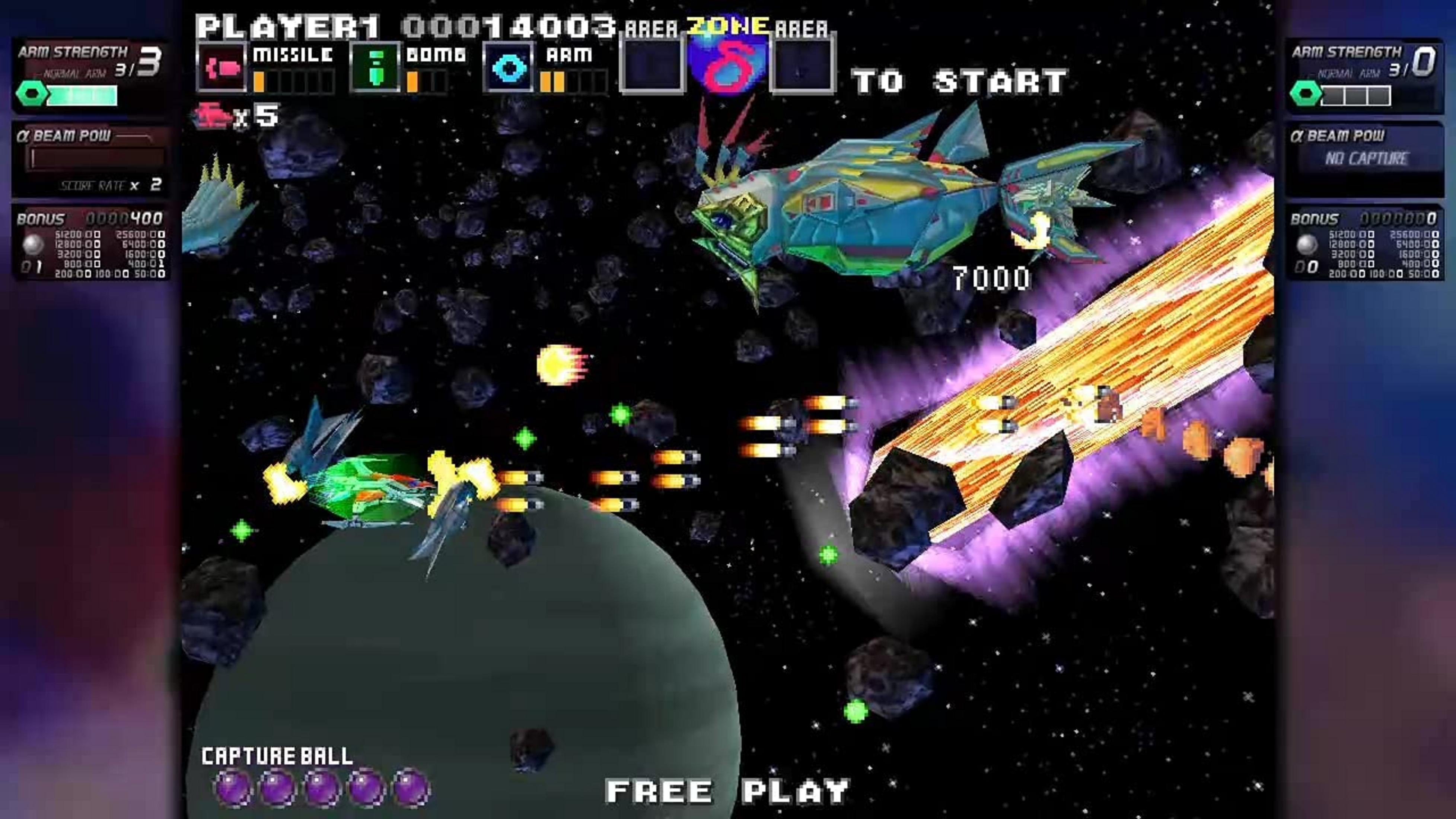 Gioco sparatutto spaziale con asteroidi e nemici. Nave verde a sinistra, grande nave colorata a destra.