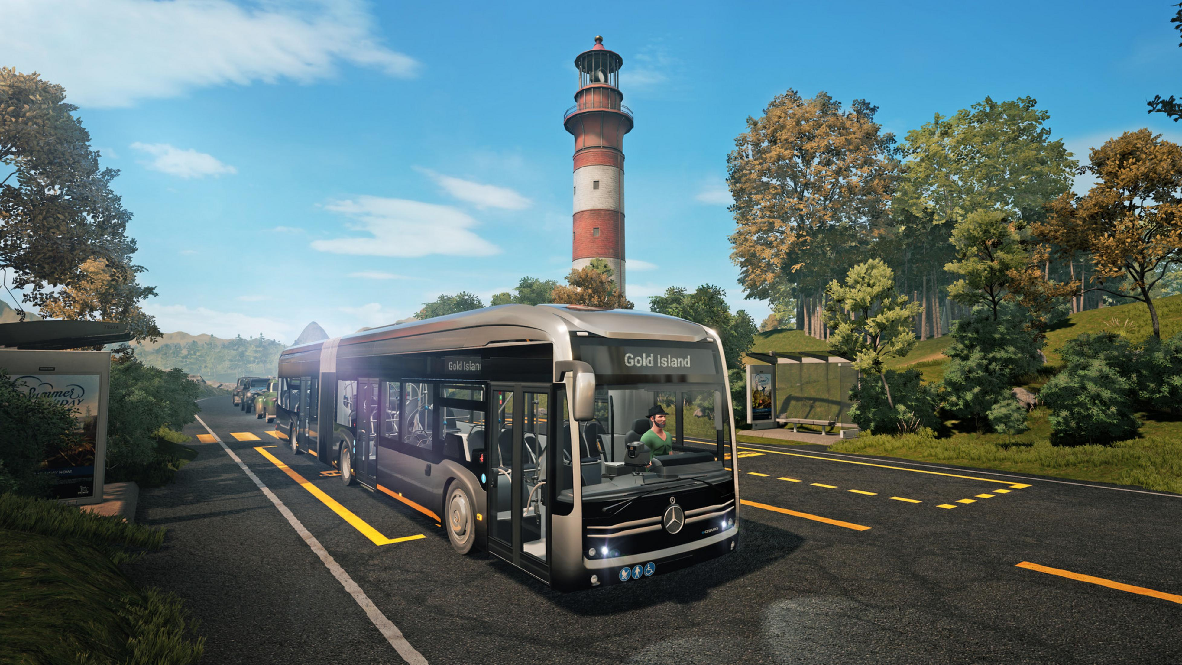 Ein silberner Bus fährt auf einer Straße mit einem Leuchtturm im Hintergrund.
