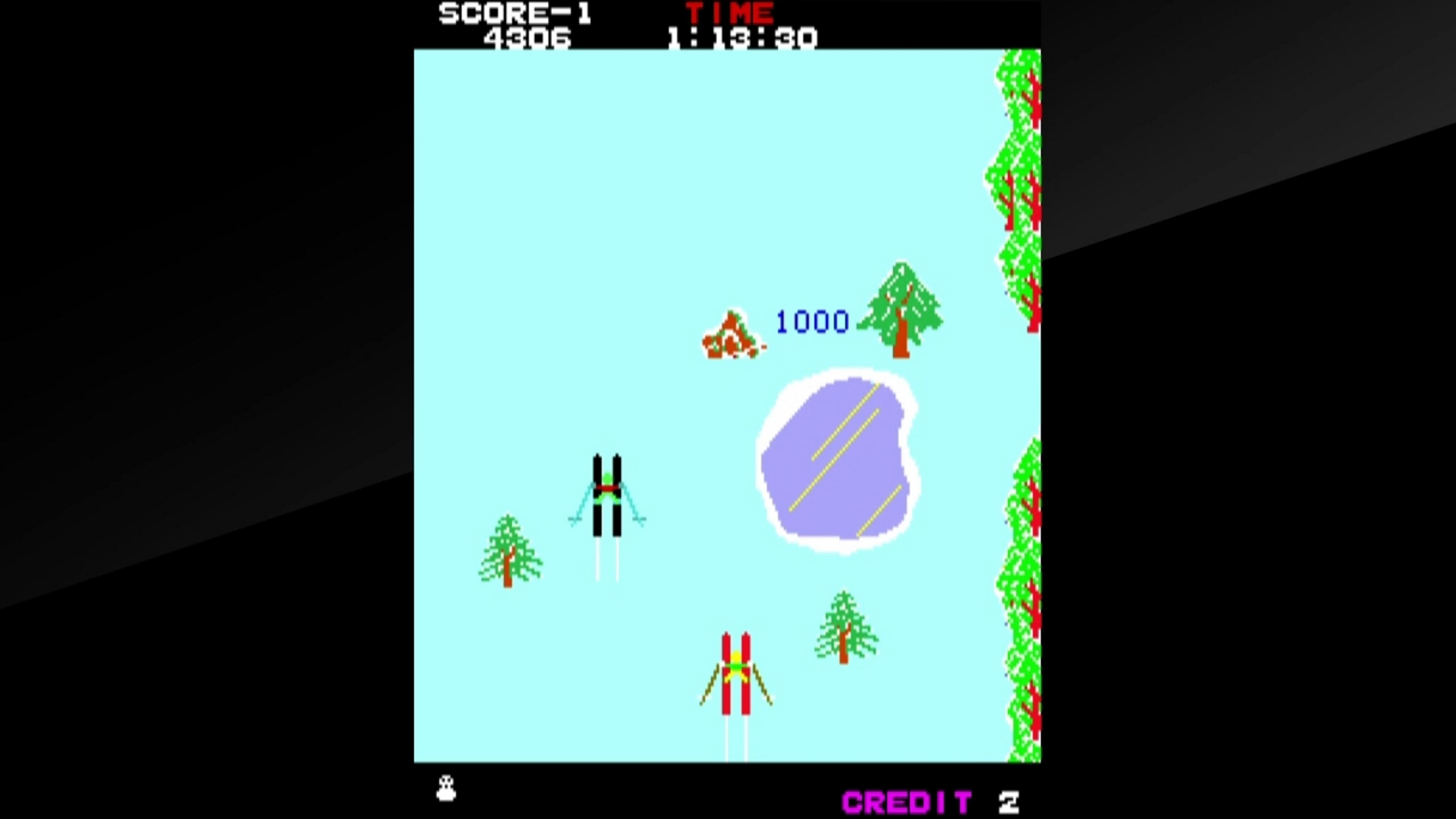 Retro-Videospiel mit Skifahrern, Bäumen, einem See und Punktzahl.