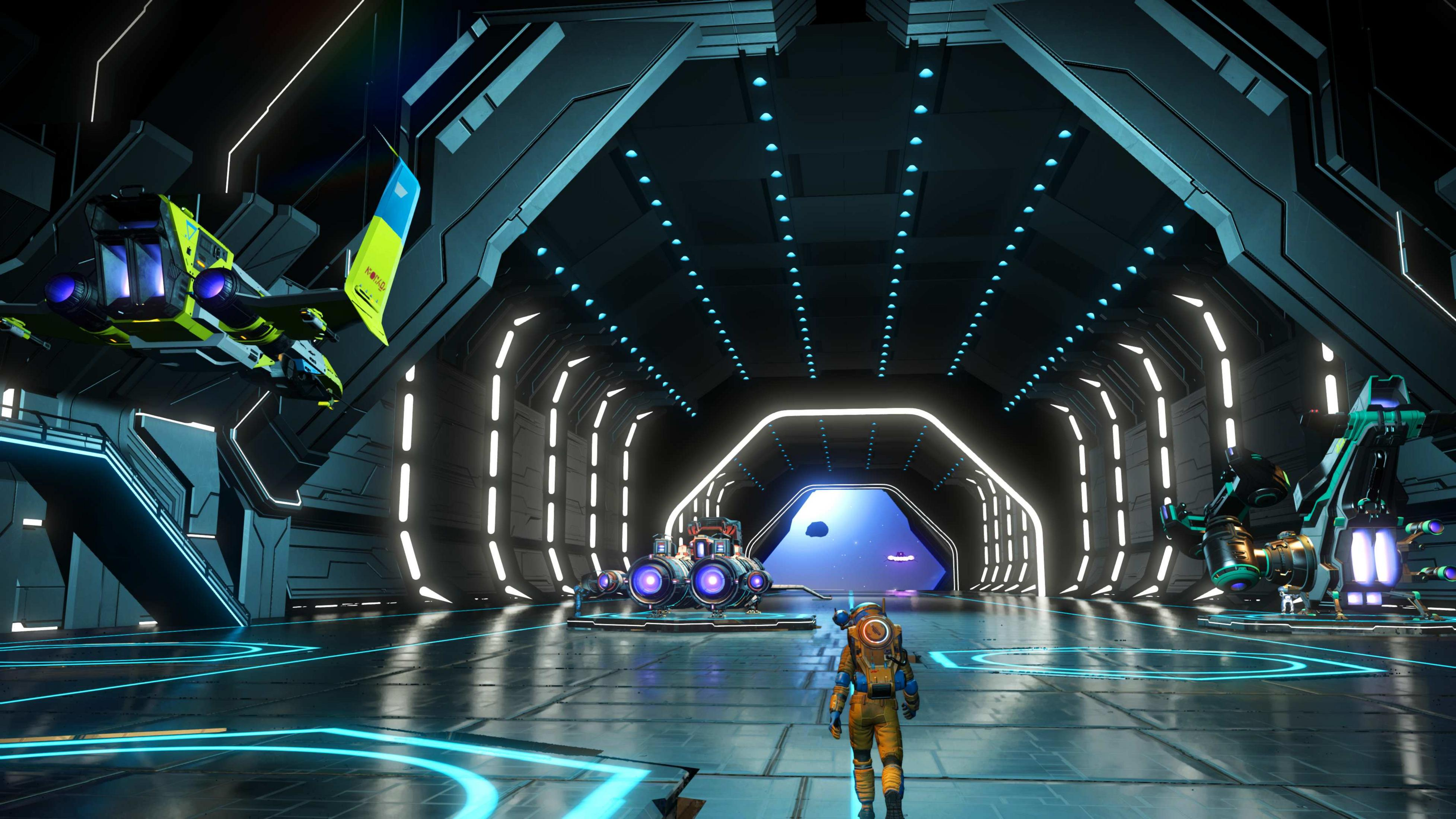 Ein Astronaut steht in einer futuristischen Raumstation mit Schiffen und Lichtern.