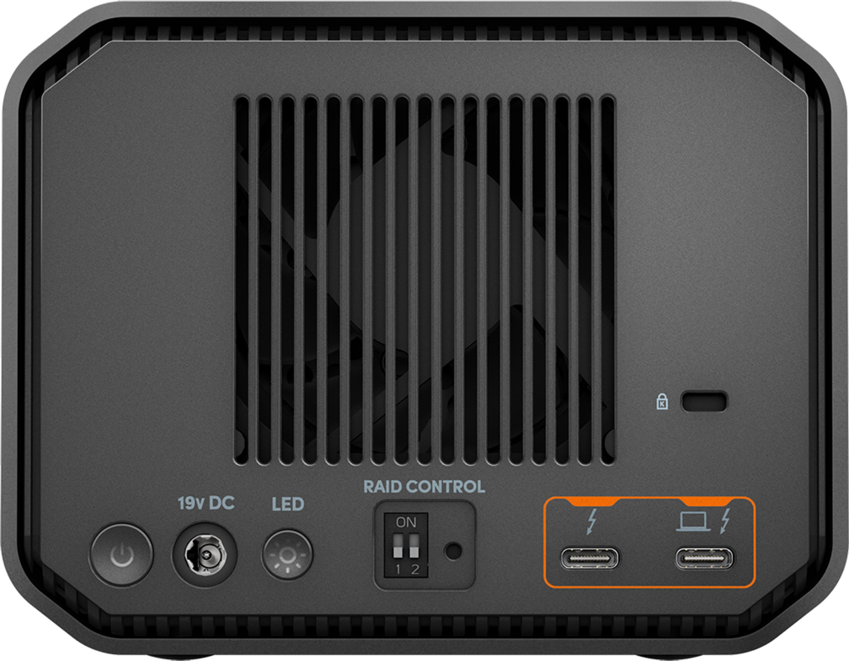 Tył czarnego urządzenia z otworami wentylacyjnymi, portami i przełącznikami.