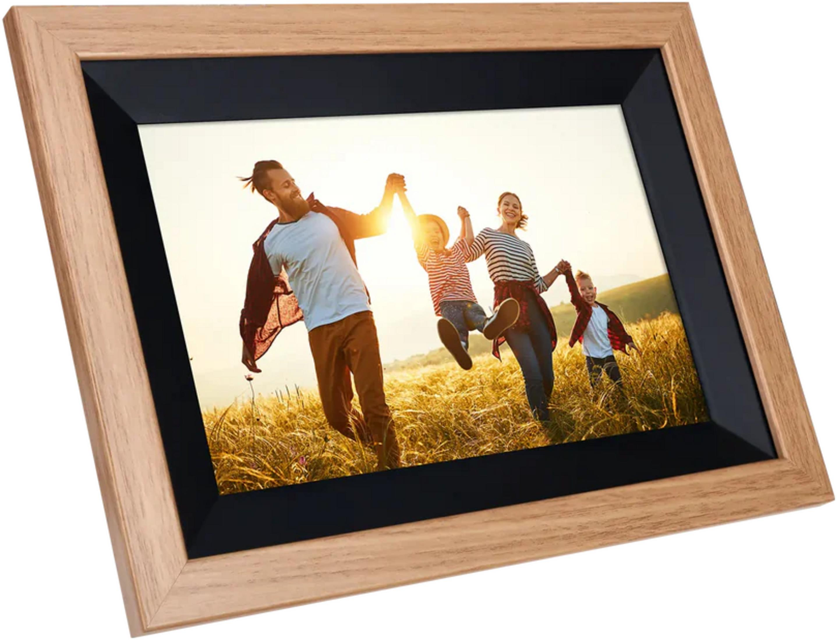 Familie rennt durch goldenes Feld bei Sonnenuntergang, vom Rahmen eingerahmt.