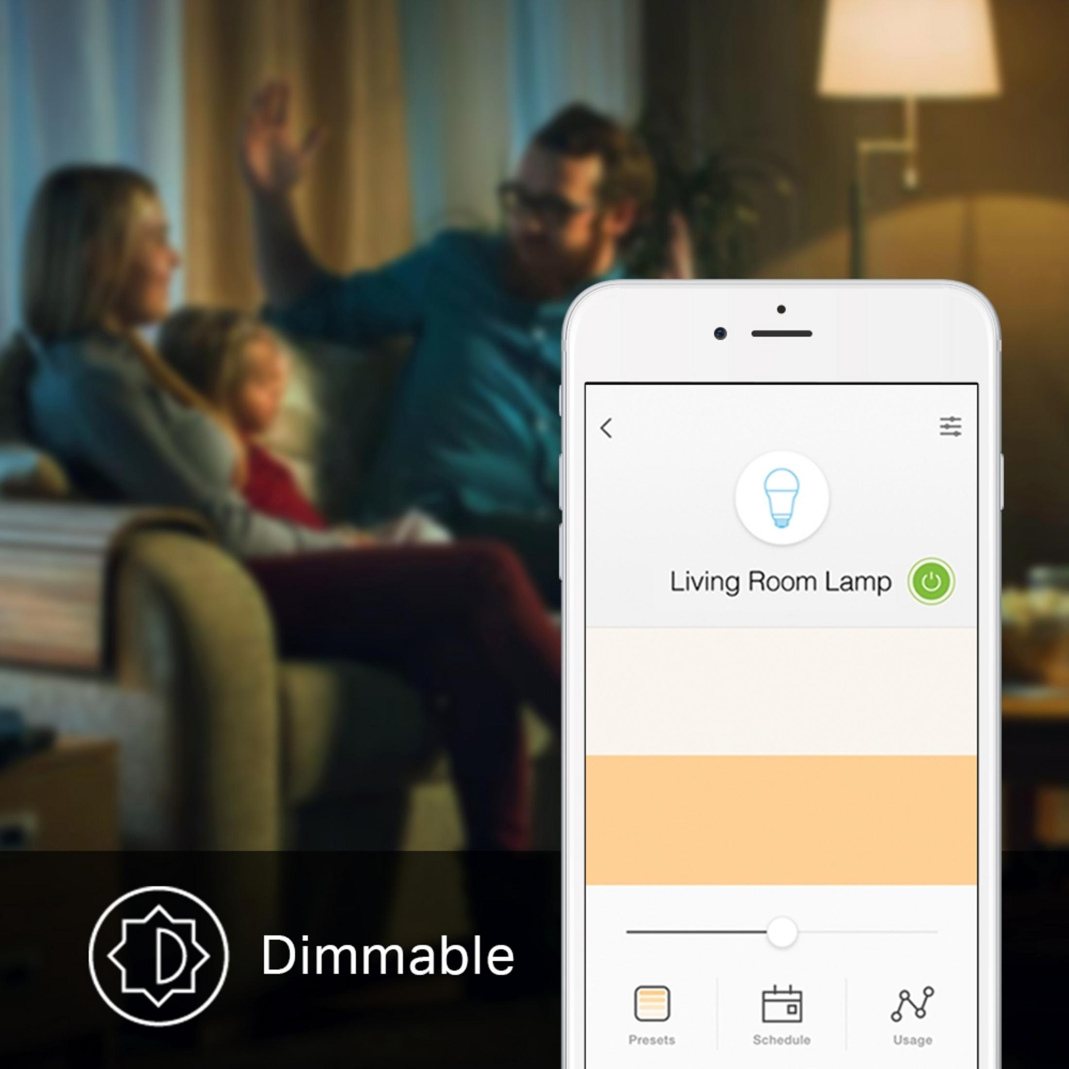 App smartphone controlla lampada soggiorno. Famiglia seduta sullo sfondo.