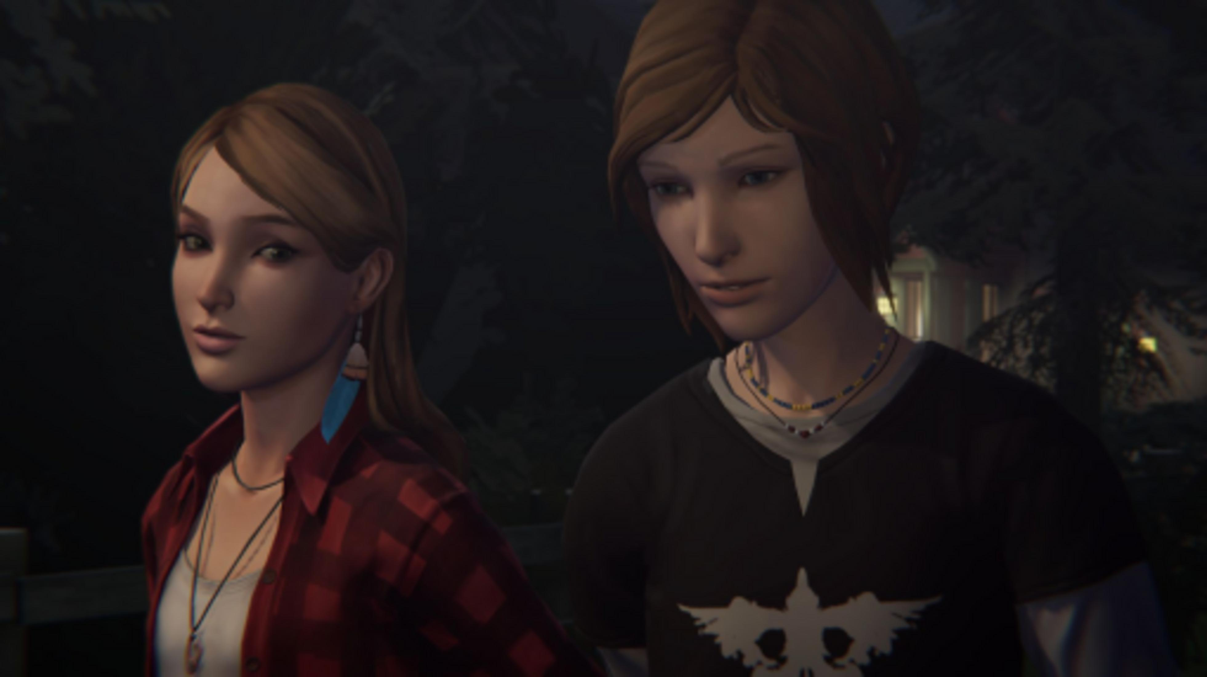 Dwie młode kobiety stoją w ciemności. Jedna ma na sobie czerwoną koszulę flanelową, druga czarną bluzkę.