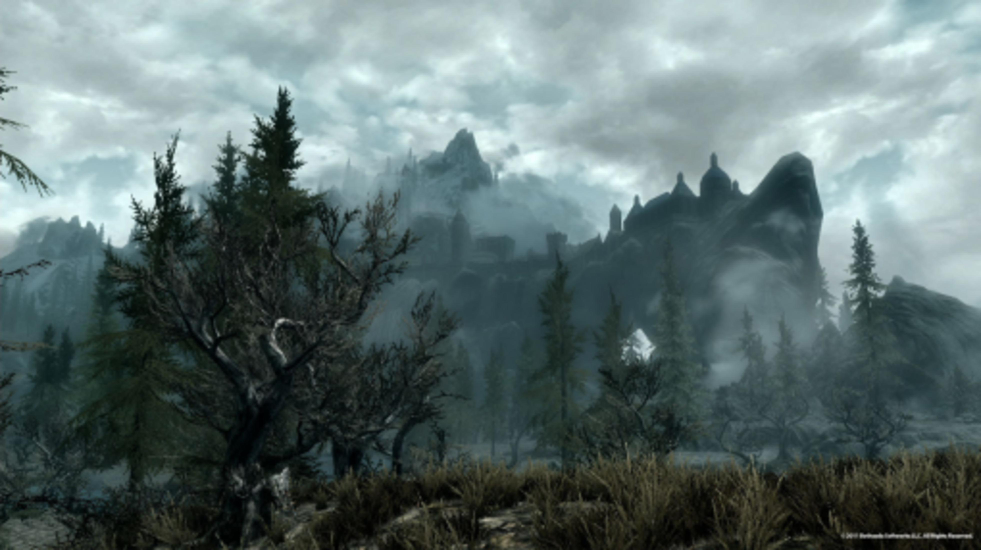 Eine neblige Berglandschaft mit alten Bäumen und einer Burg im Hintergrund.