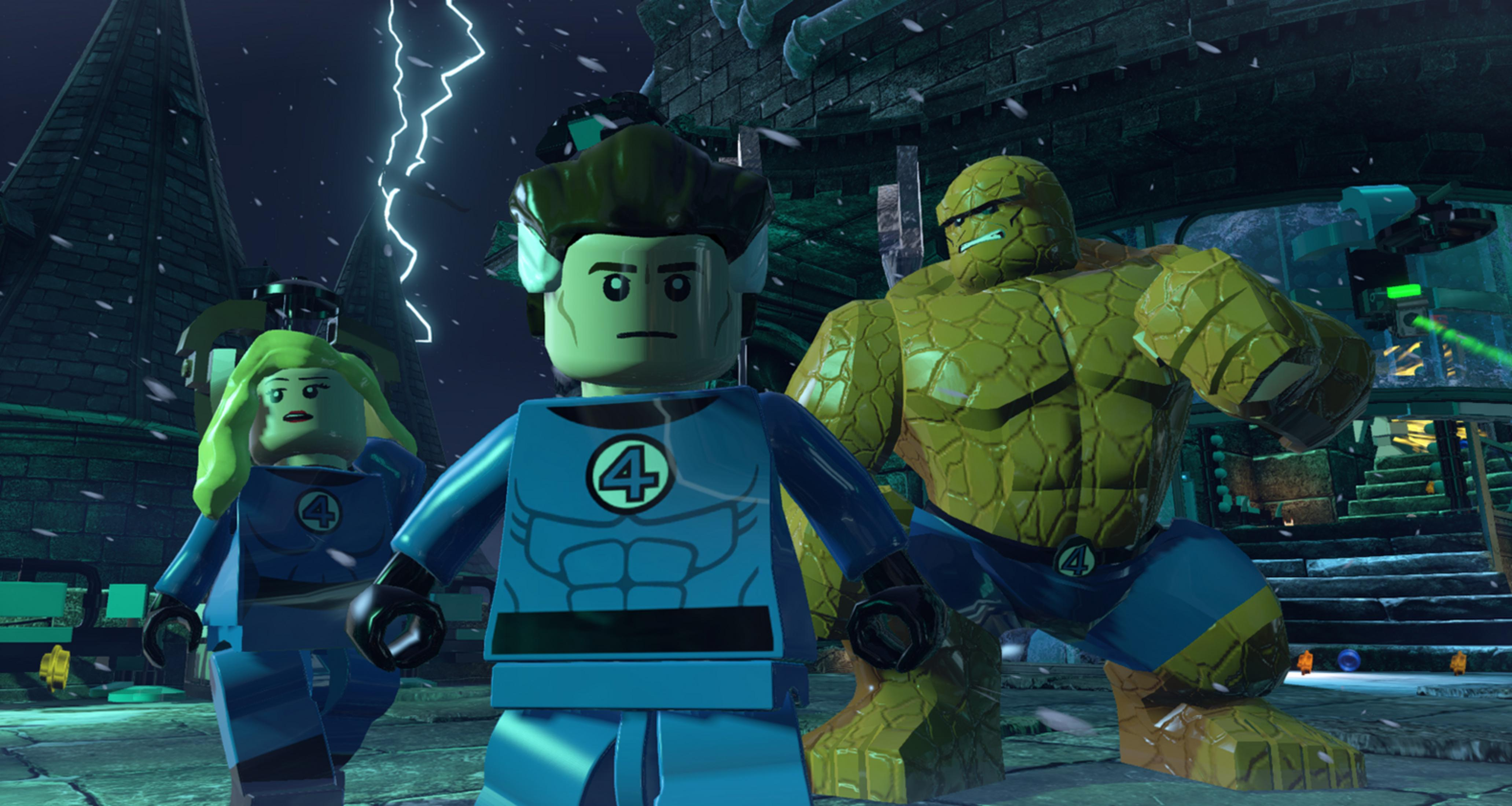 Postacie LEGO Fantastic Four przed ciemnym zamkiem nocą z błyskawicami.