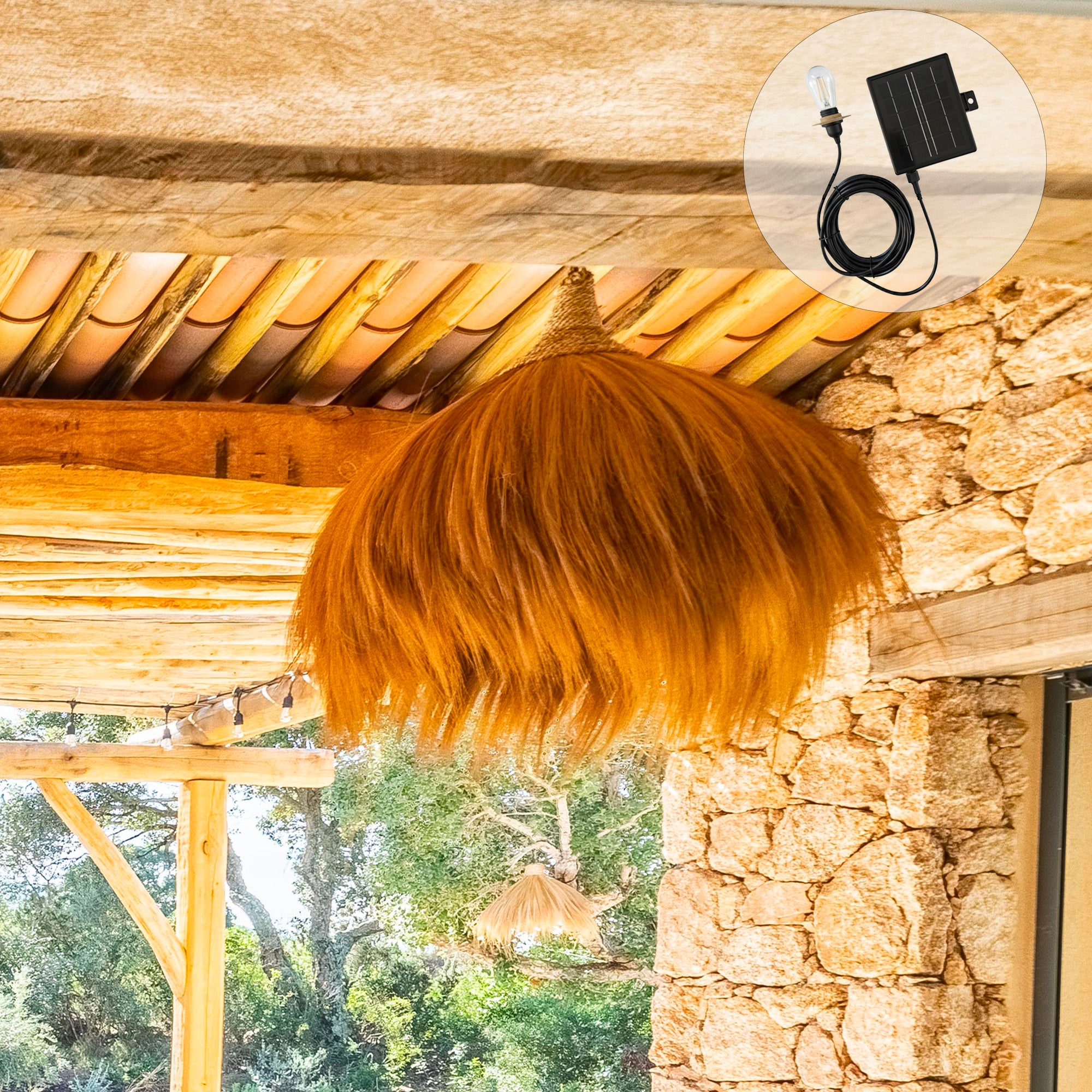 Ein runder Lampenschirm aus orangefarbenem Gras hängt unter einem Dach aus Holz und Ziegeln.