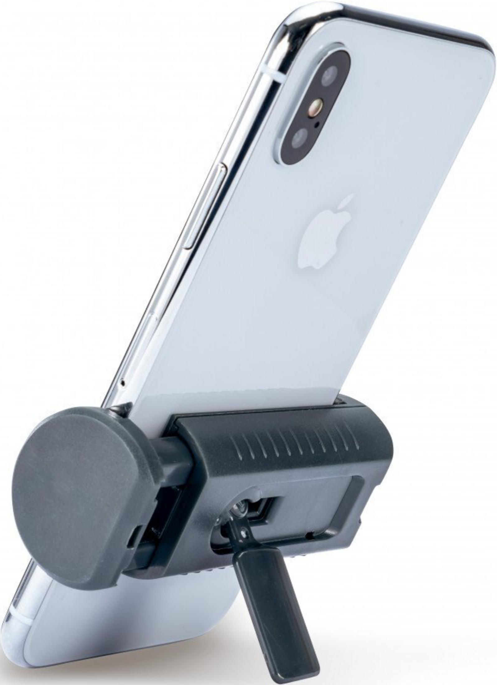 Un iPhone plateado con soporte negro sobre fondo blanco.