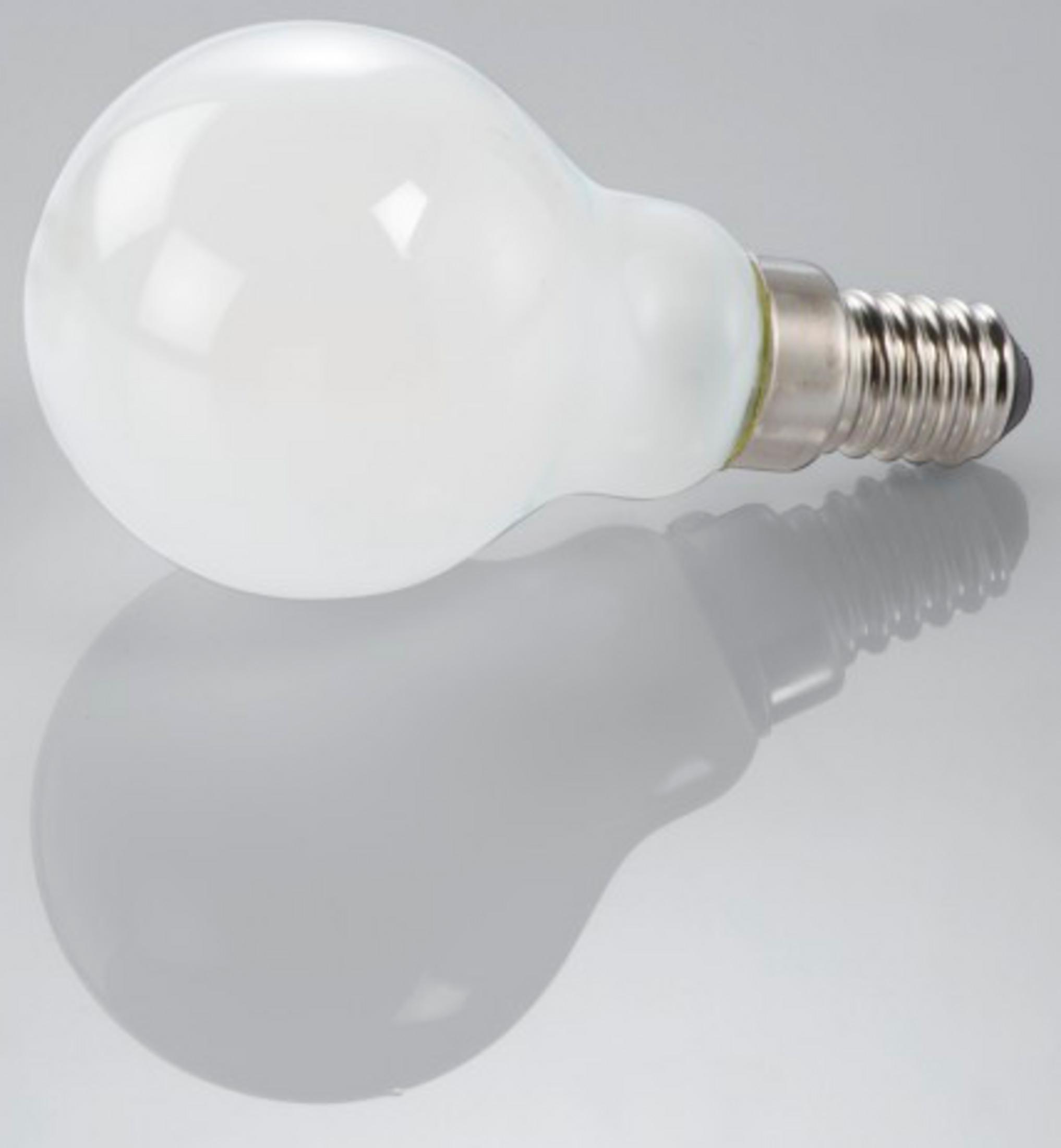 Une ampoule blanche à culot E14 repose sur une surface grise.