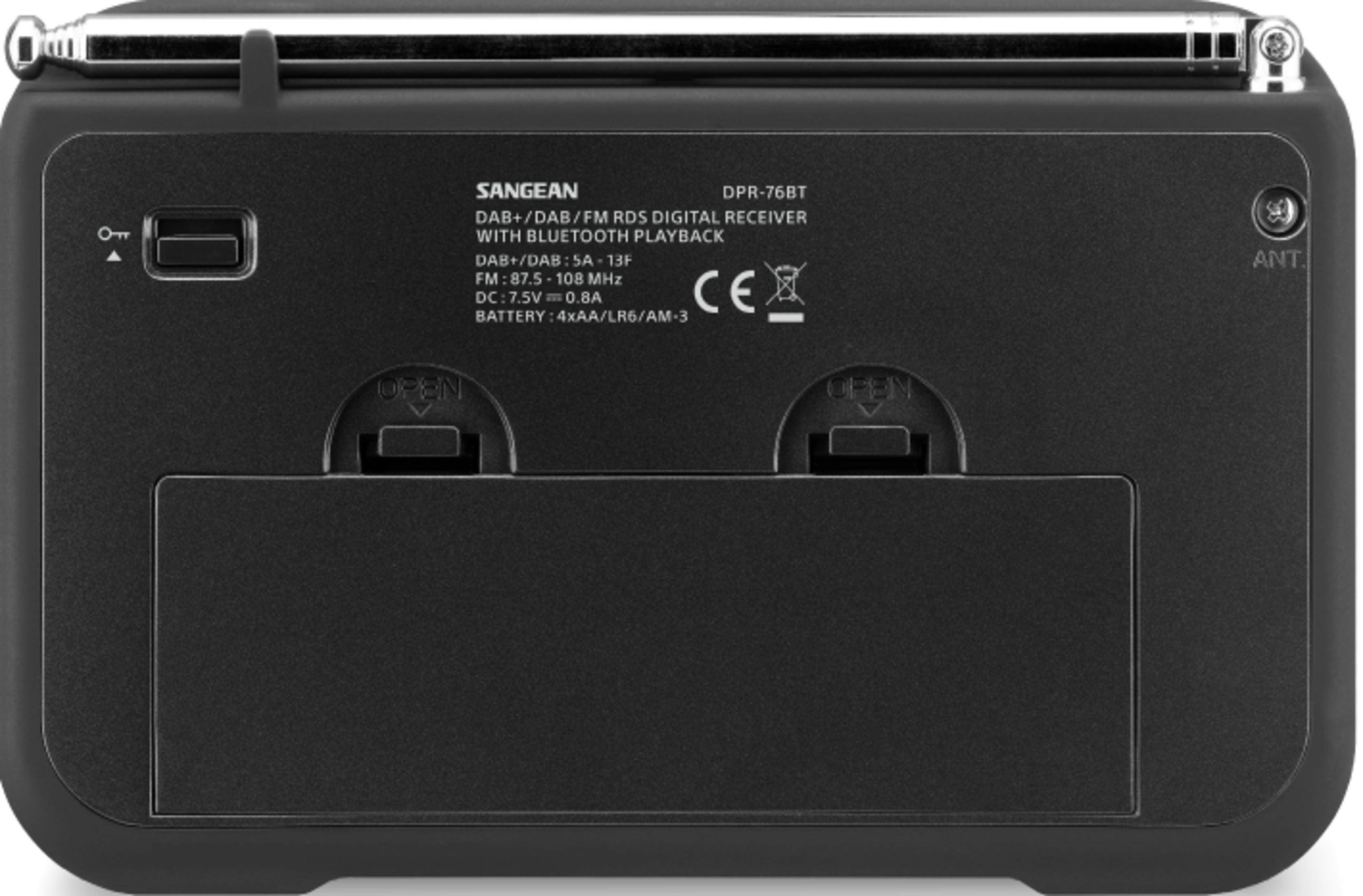 Arrière d'une radio Sangean DAB+ noire avec port USB et cache-batterie.