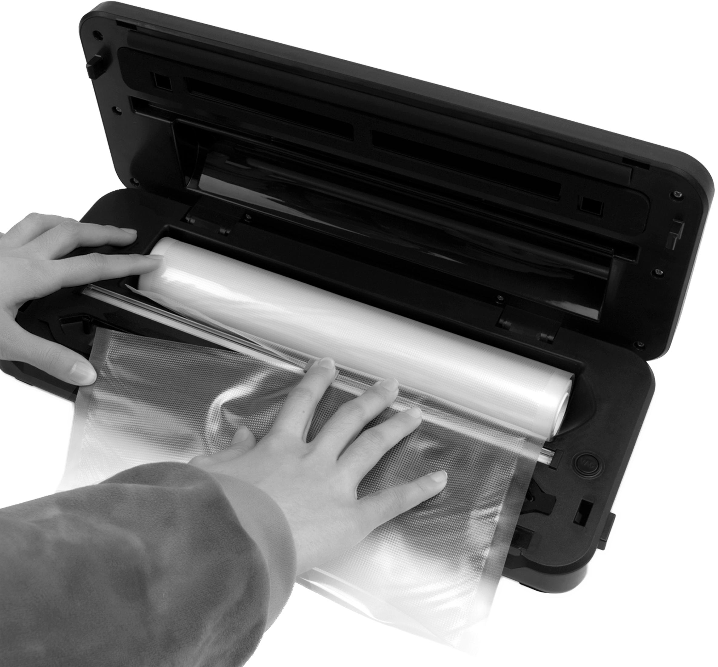 Hände legen eine Plastiktüte in ein Vakuumiergerät mit einer Rolle.