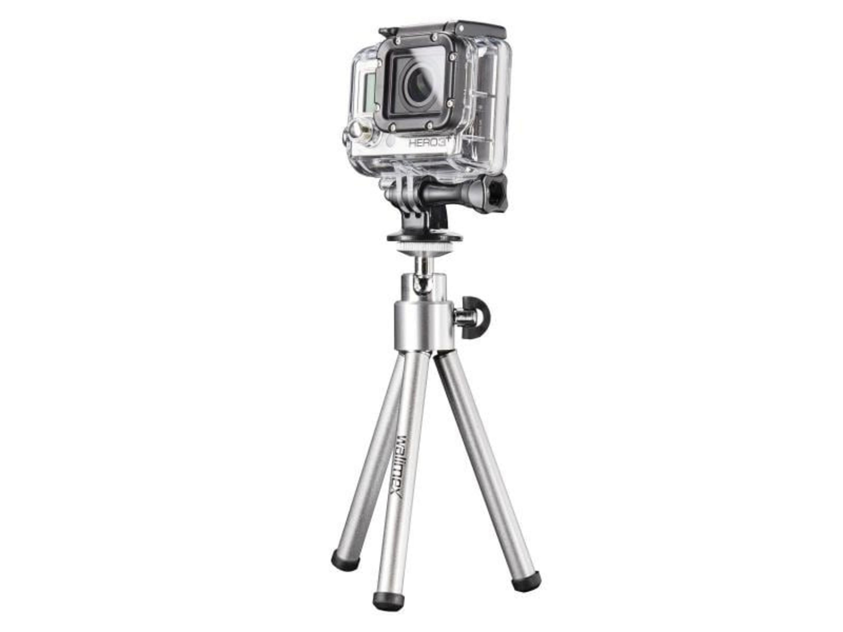 Eine GoPro-Kamera in einem wasserdichten Gehäuse auf einem kleinen Stativ.
