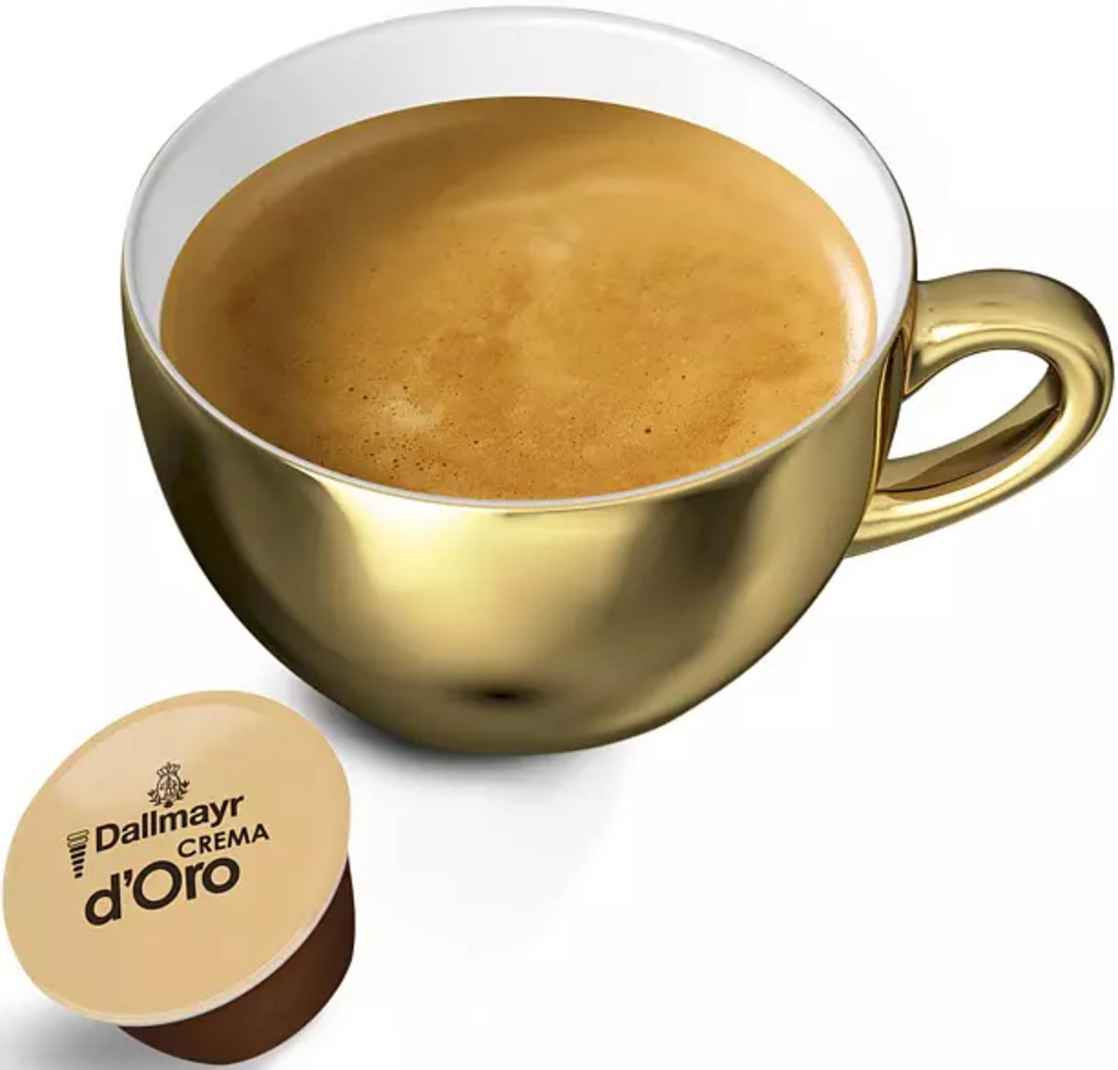 Eine goldene Tasse mit Kaffee und eine Kaffeekapsel daneben.