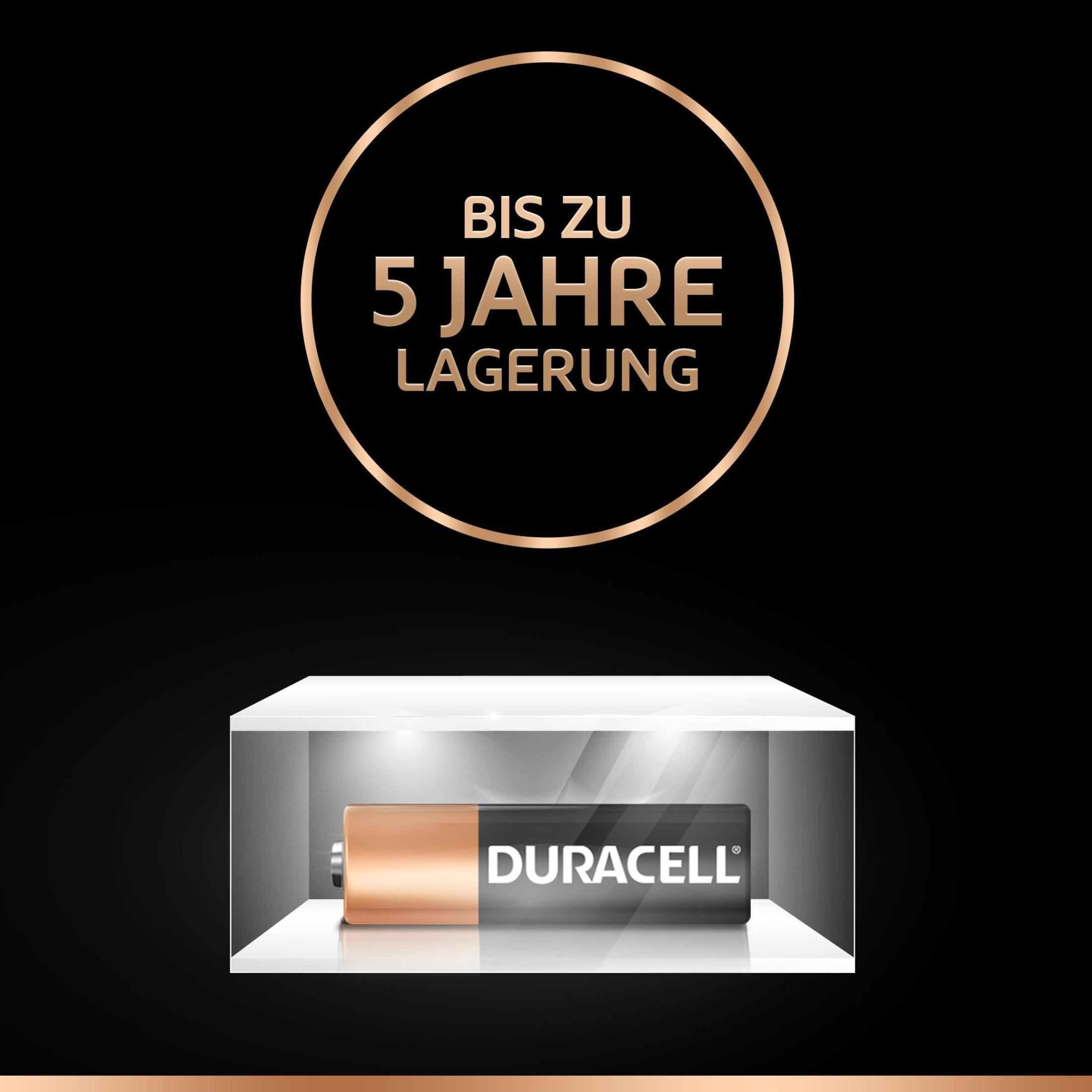 Batteria Duracell in vetrina con scritta 'Fino a 5 anni di conservazione'.