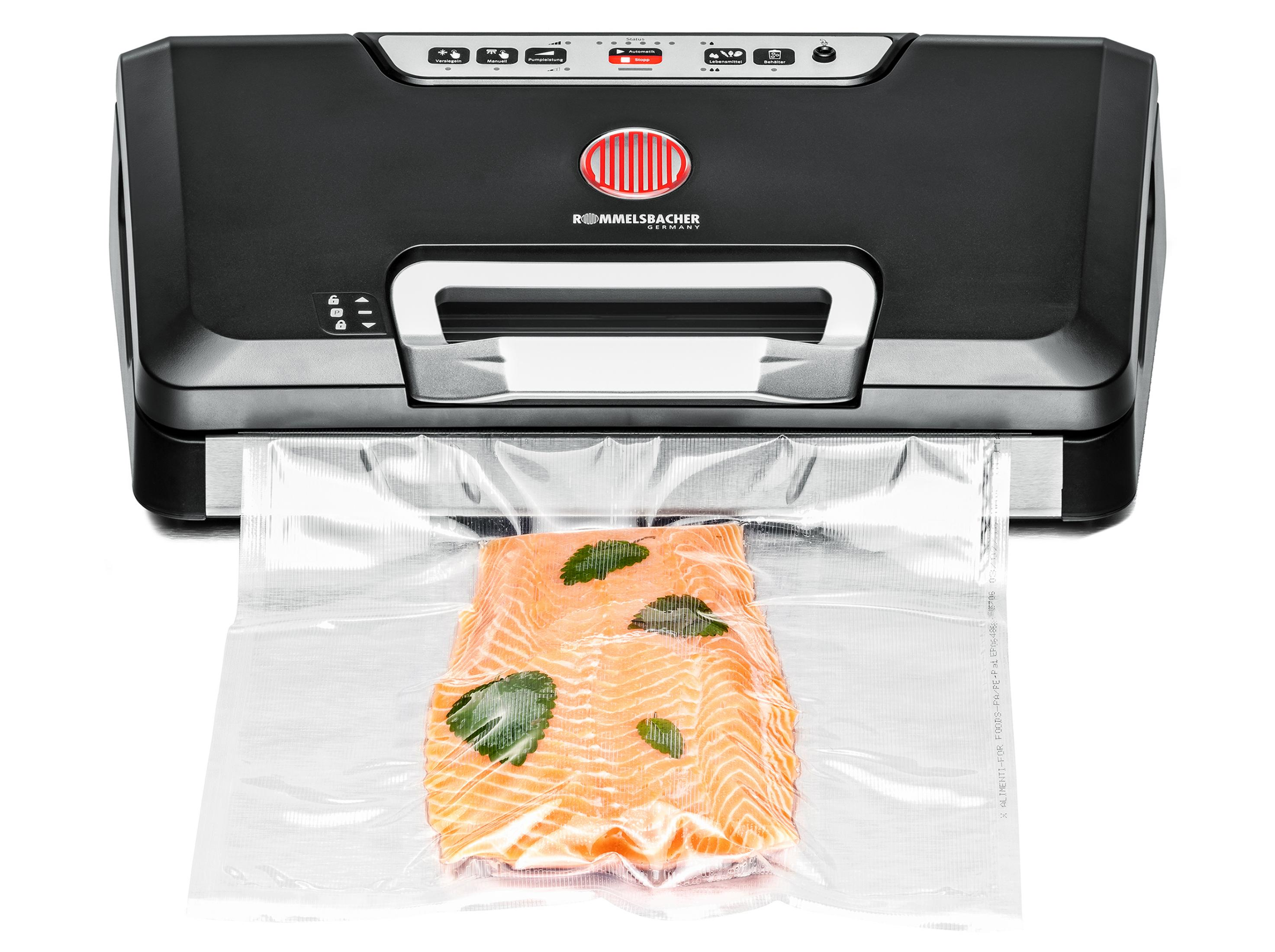 Urządzenie do pakowania próżniowego zamyka filet łososia z ziołami w woreczku.