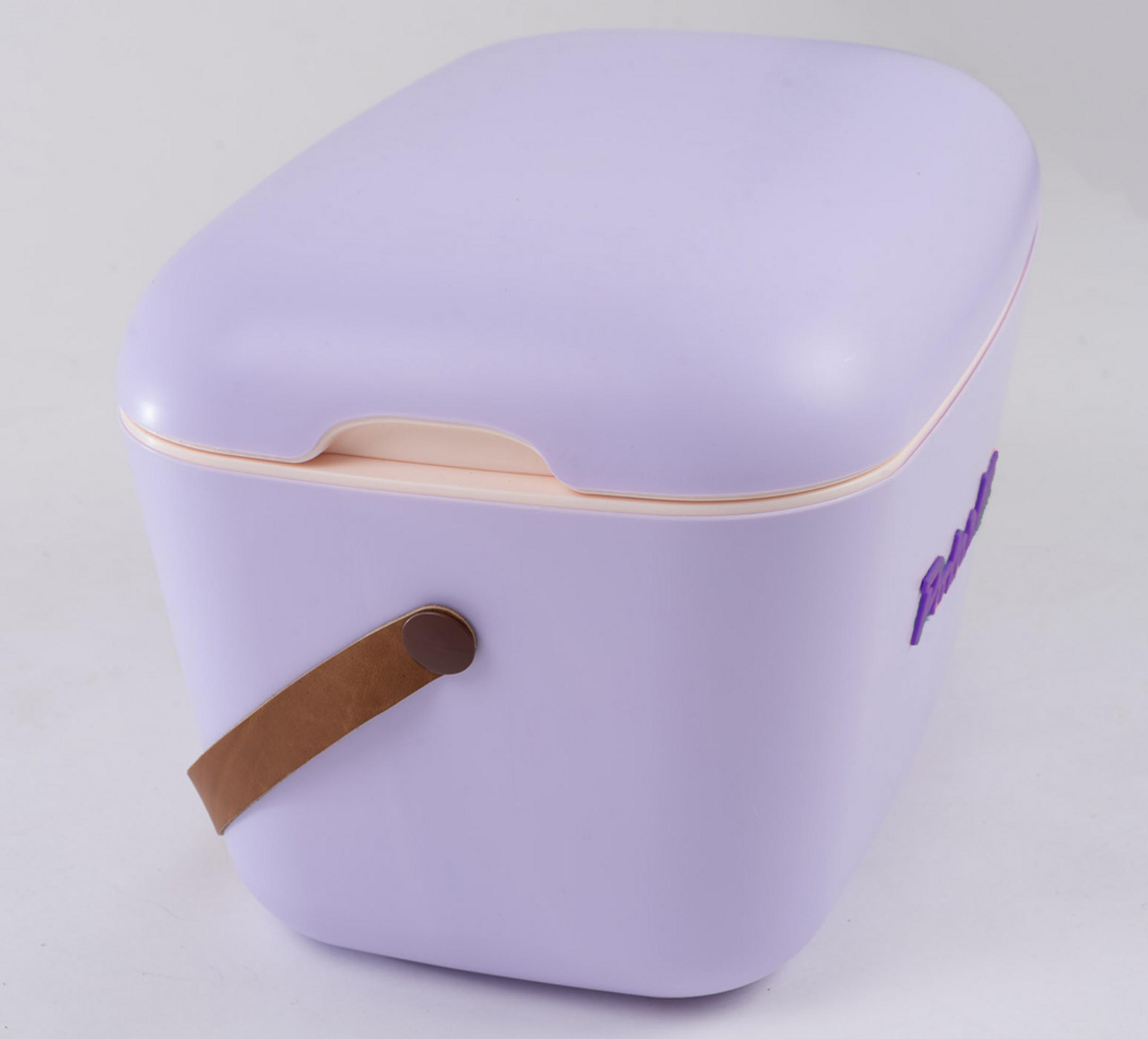 Un contenitore lavanda con manico marrone e scritta viola.