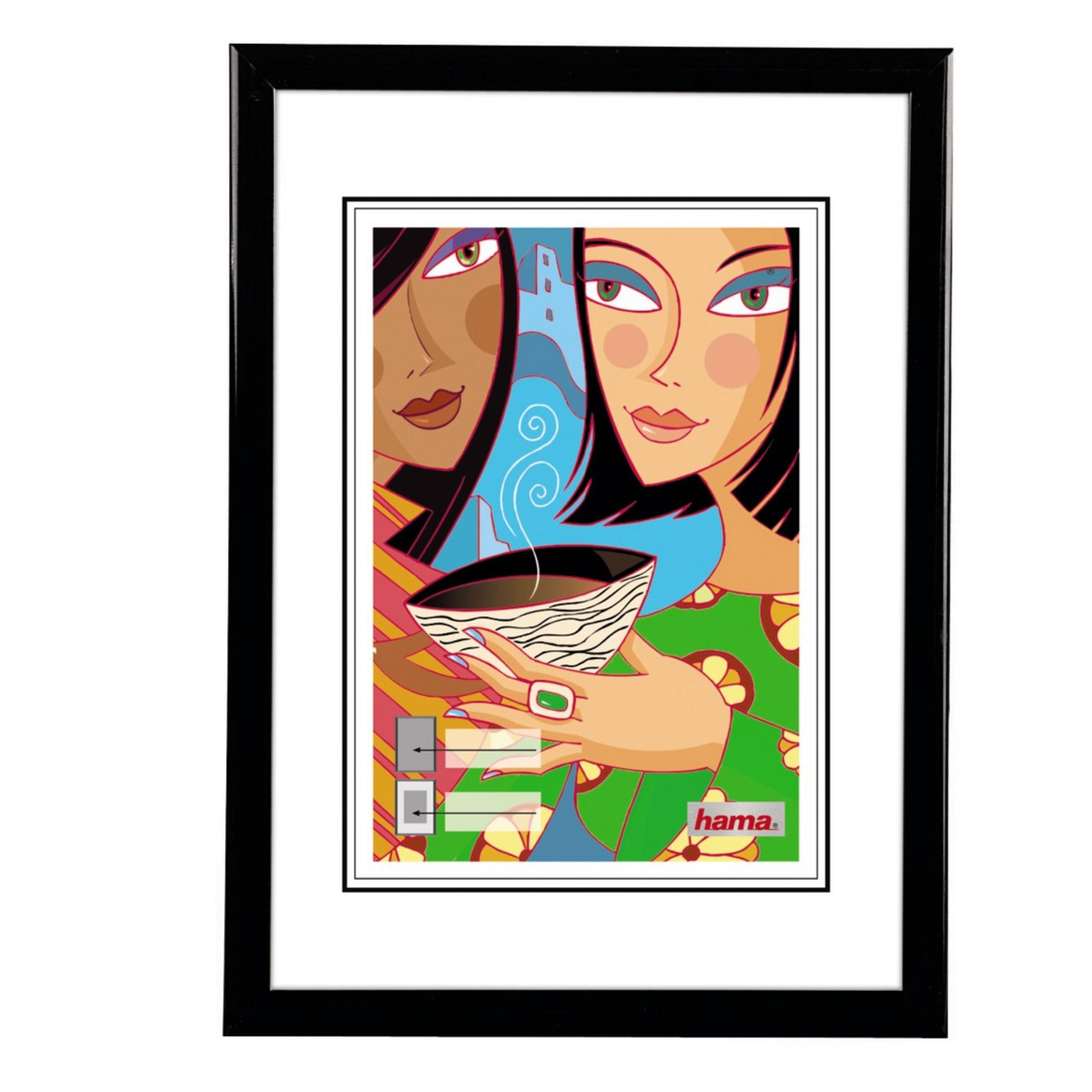 Dwie kobiety trzymające miskę parującego napoju na niebieskim tle.