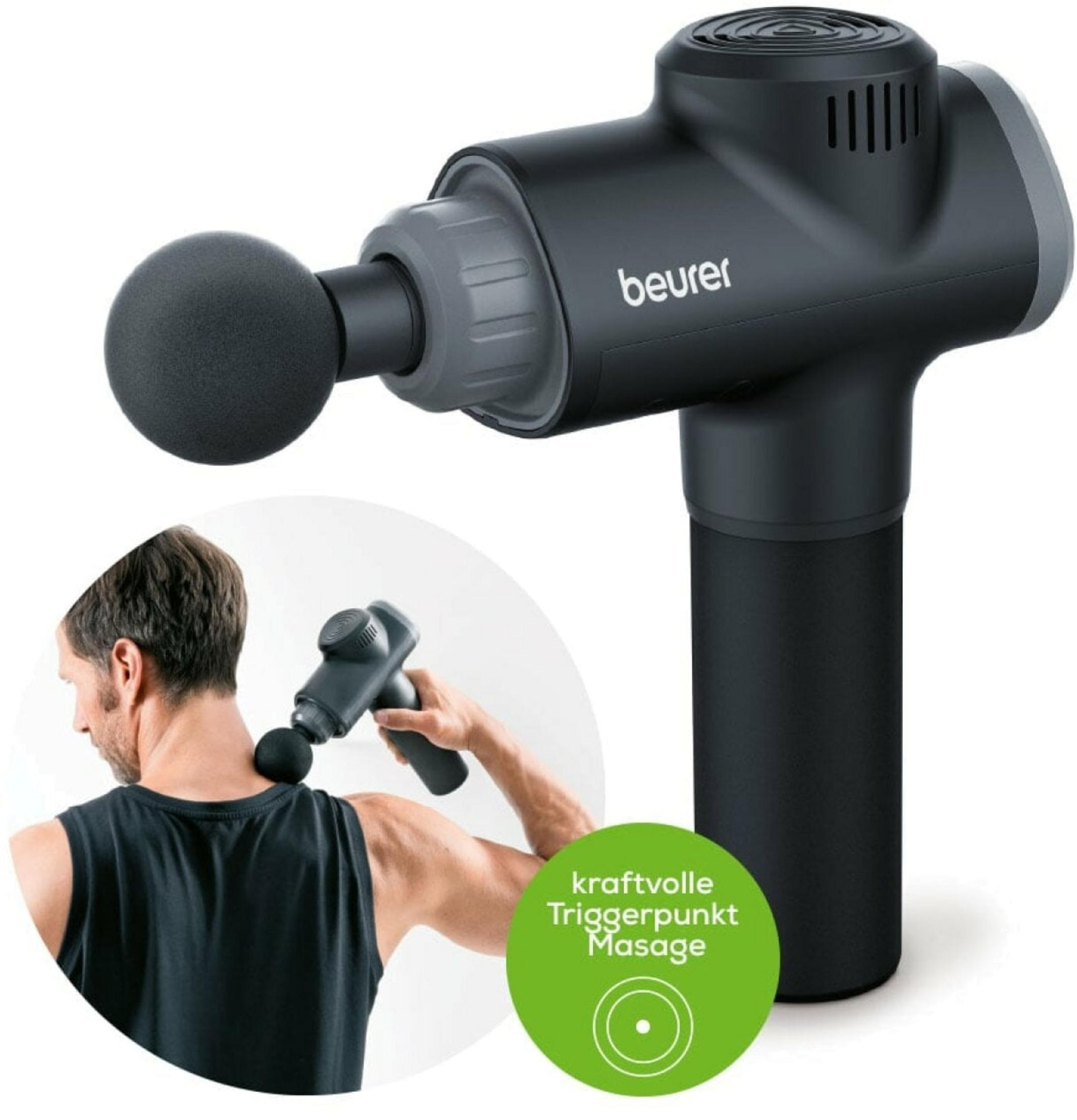 Ein Mann massiert seinen Nacken mit einer schwarzen Massagepistole von Beurer.