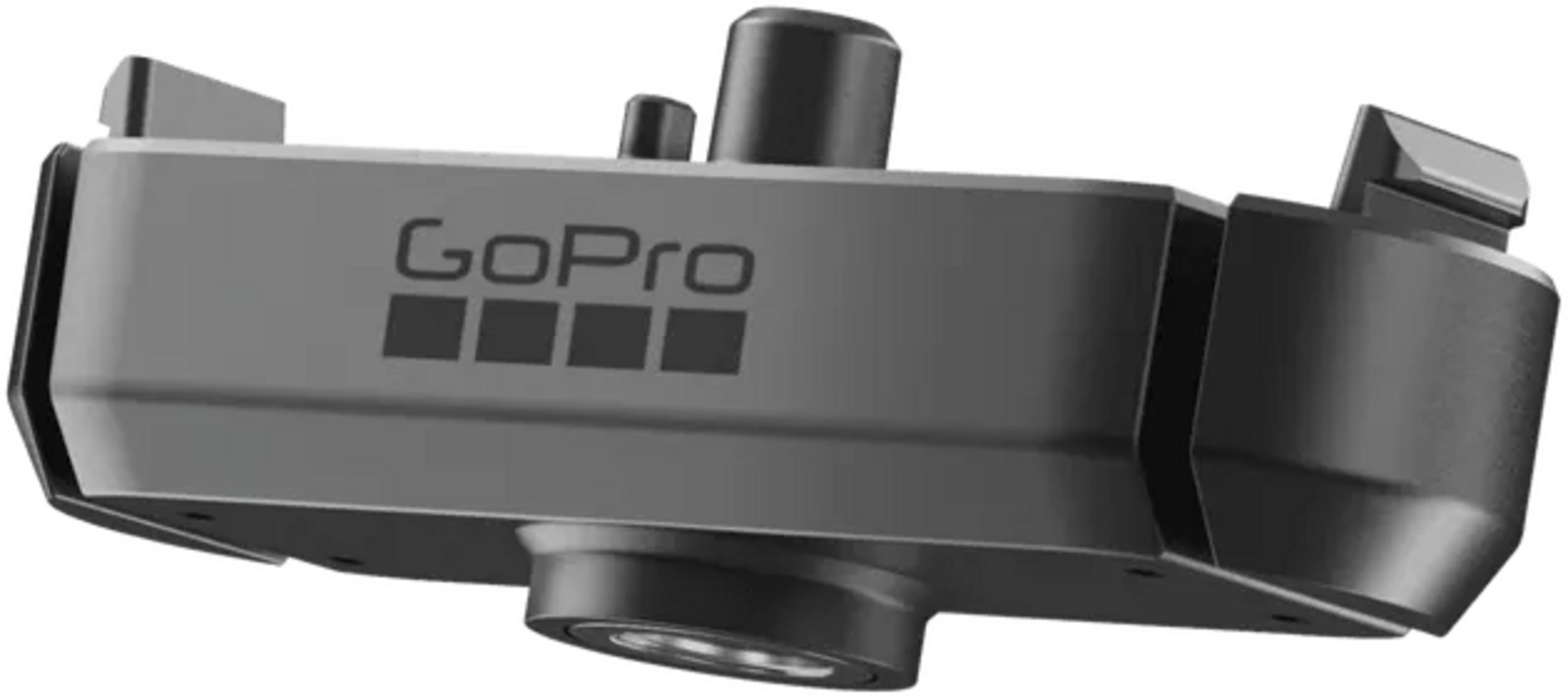 Una cámara GoPro negra con logo GoPro visible y frontal de lente.
