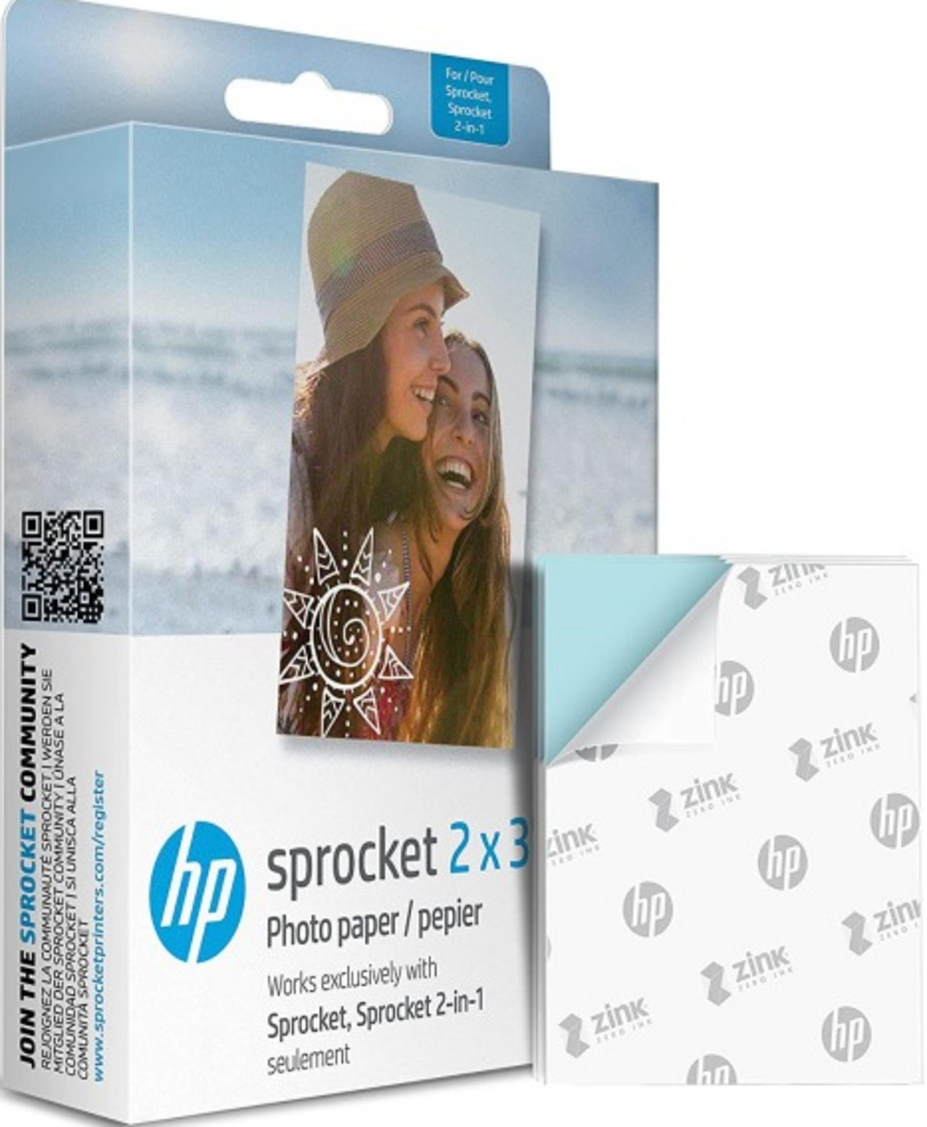 Opakowanie papieru fotograficznego HP Sprocket z dwoma uśmiechniętymi kobietami.