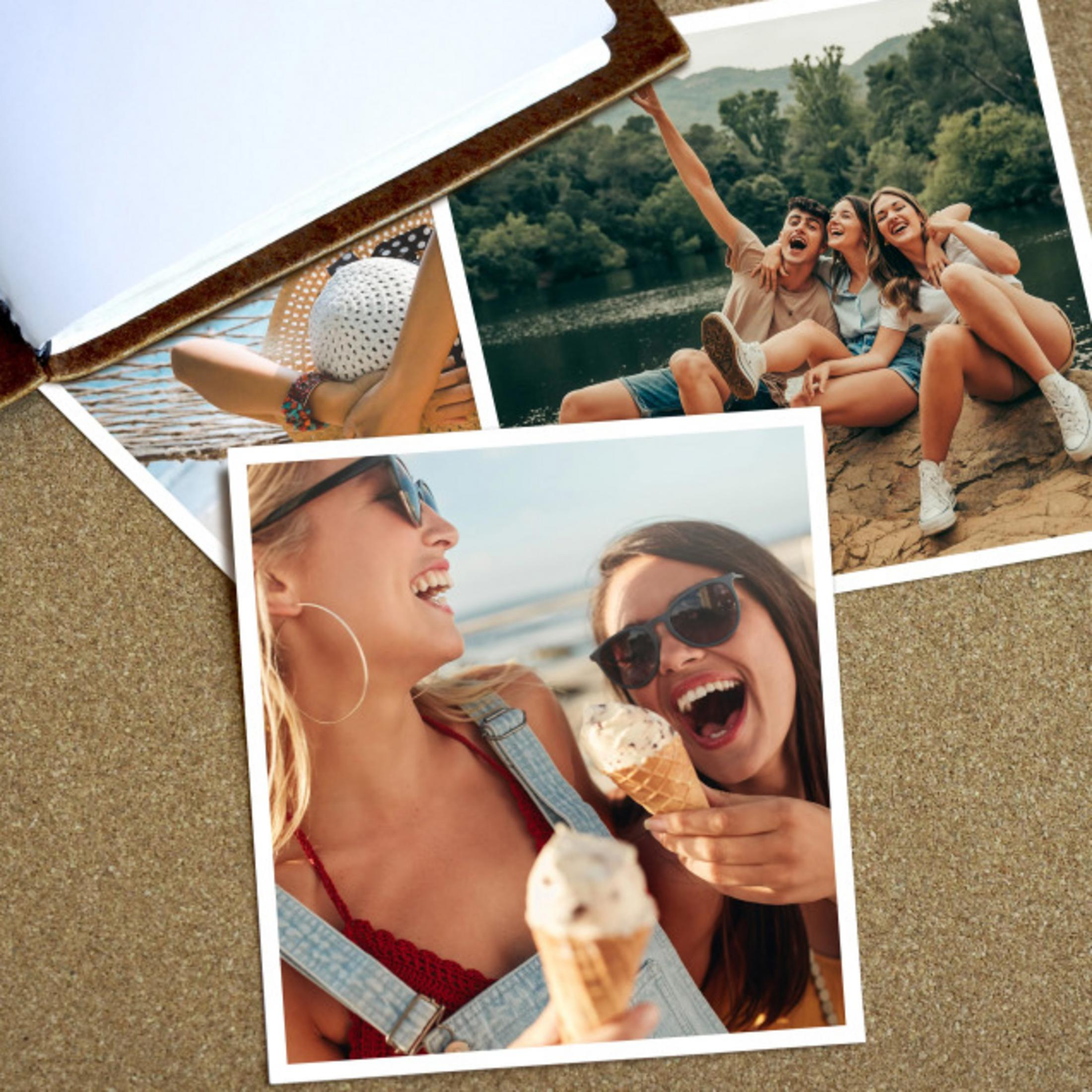 Trzech przyjaciół śmieje się, dwóch je lody, jedna ma kapelusz. Na korkowym tle.