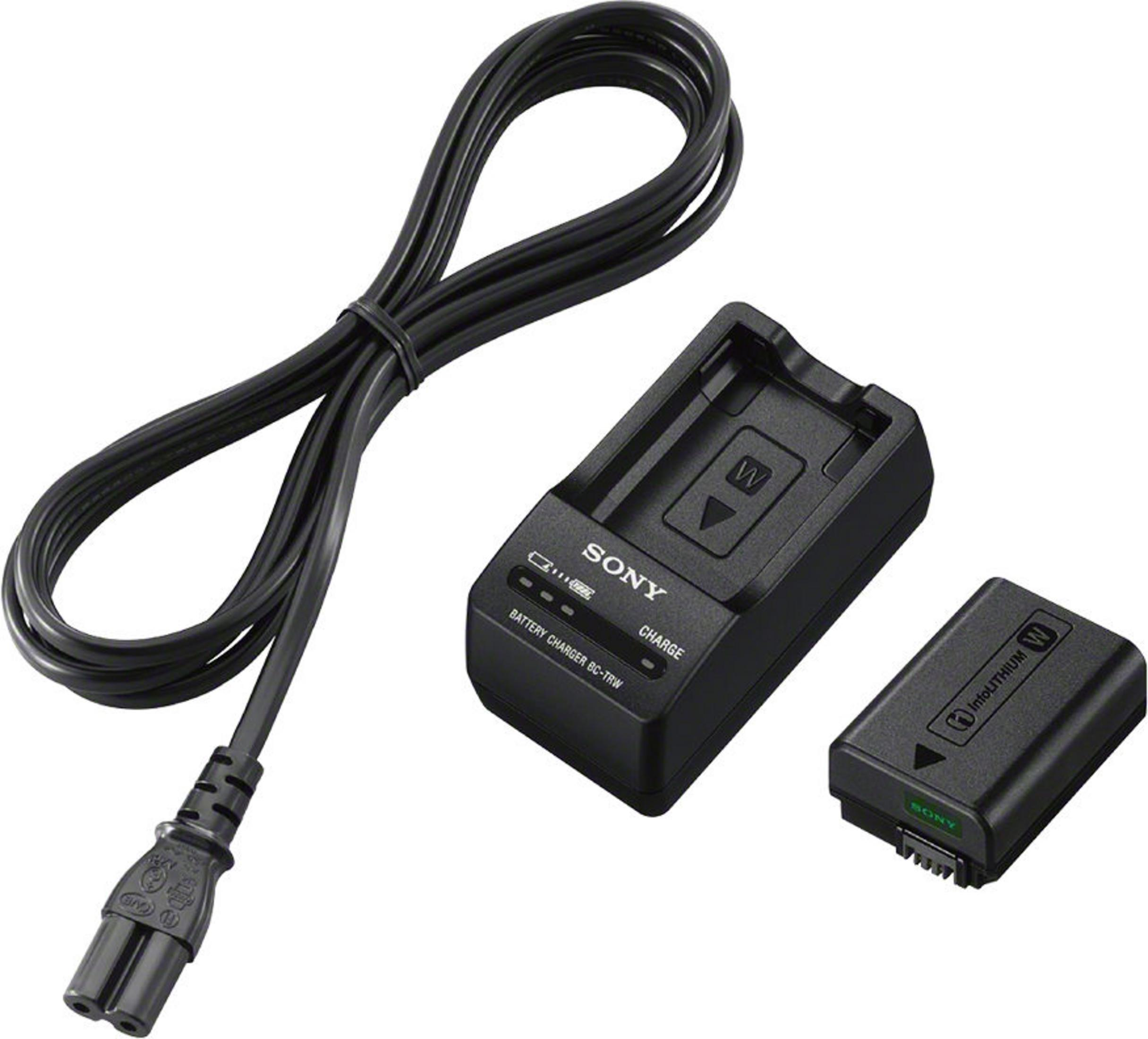Batteria per fotocamera Sony, caricabatterie e cavo di alimentazione su sfondo bianco.