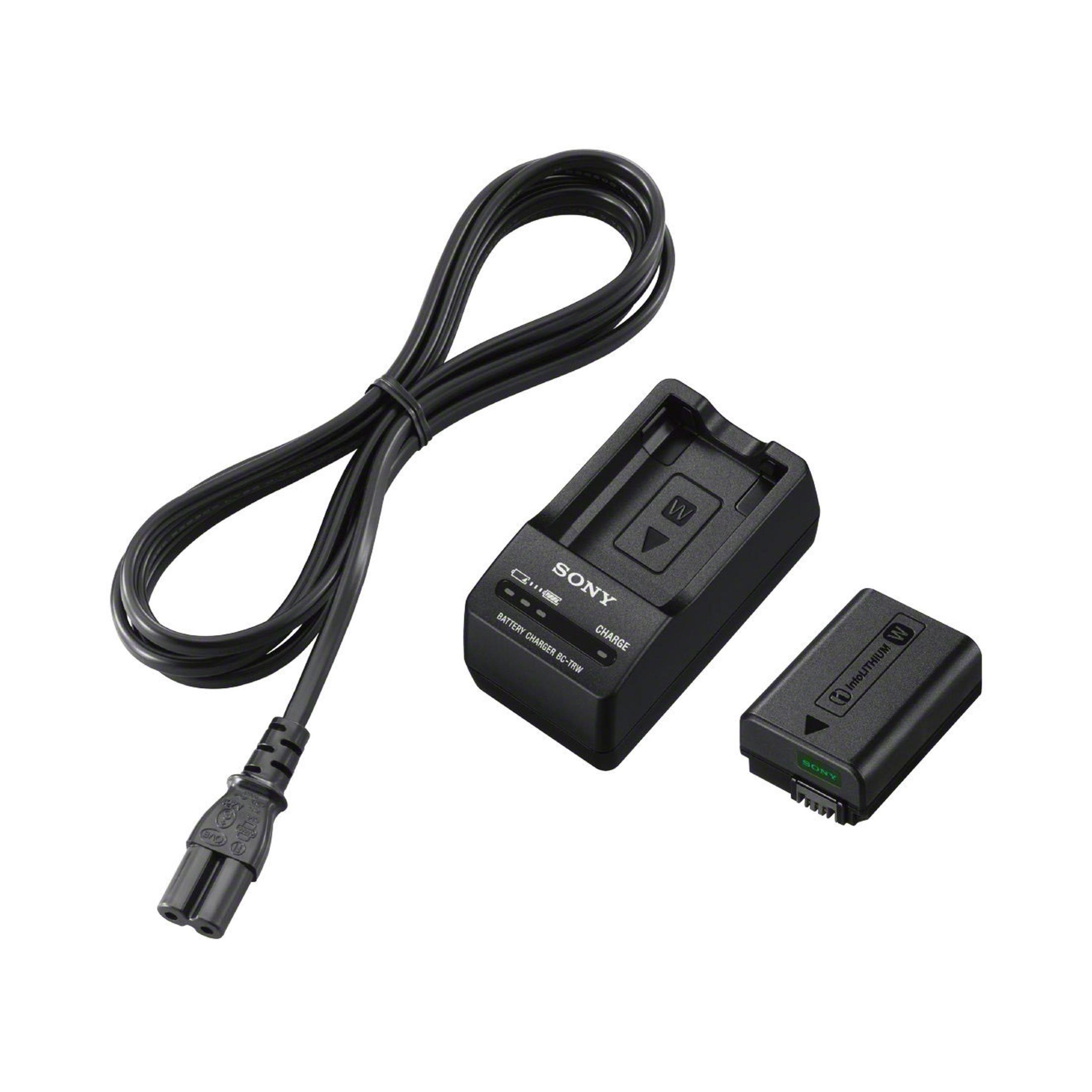 Caricabatterie Sony BC-TRW con batteria e cavo di alimentazione nero su bianco.