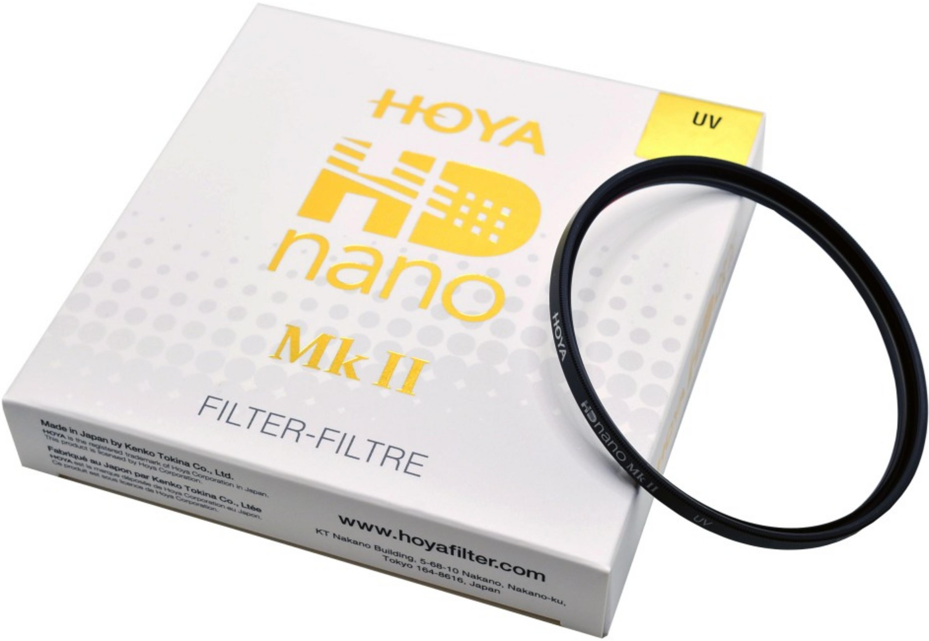 Ein HOYA HD nano Mk II UV-Filter liegt neben seiner weißen Verpackung.
