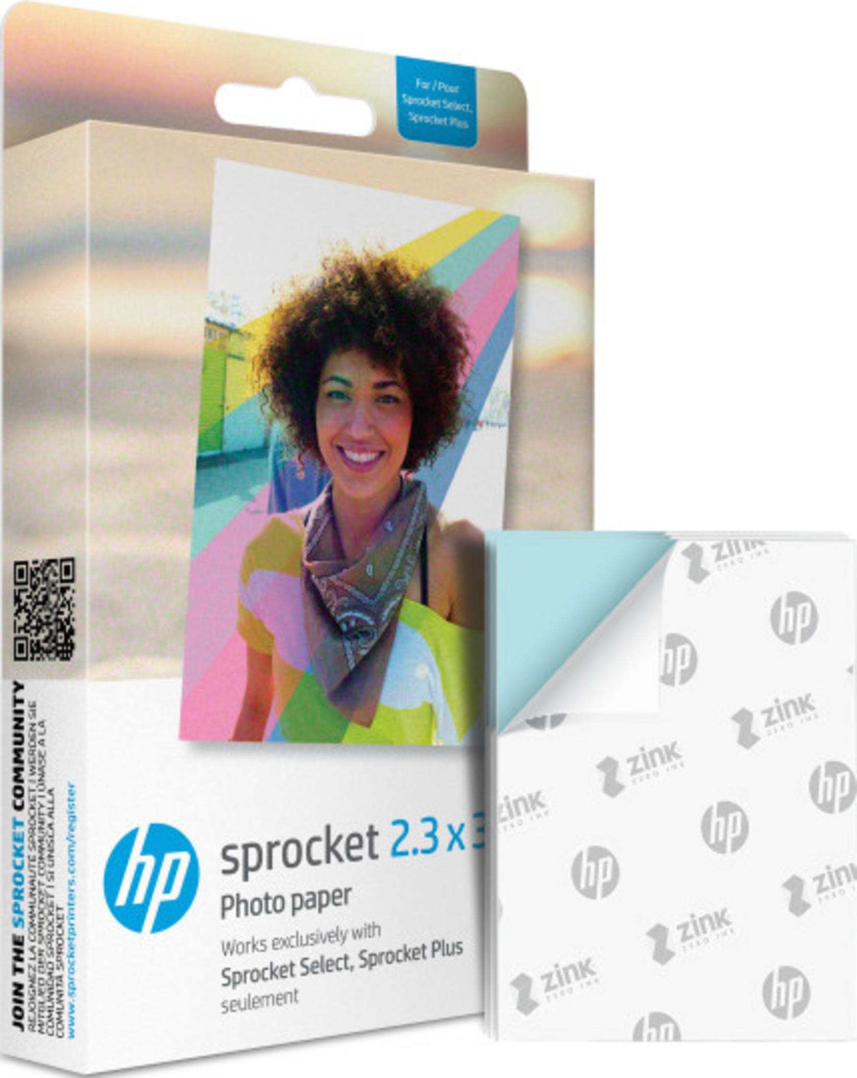 Opakowanie papieru fotograficznego HP Sprocket z uśmiechniętą kobietą i stosem papieru Zink.
