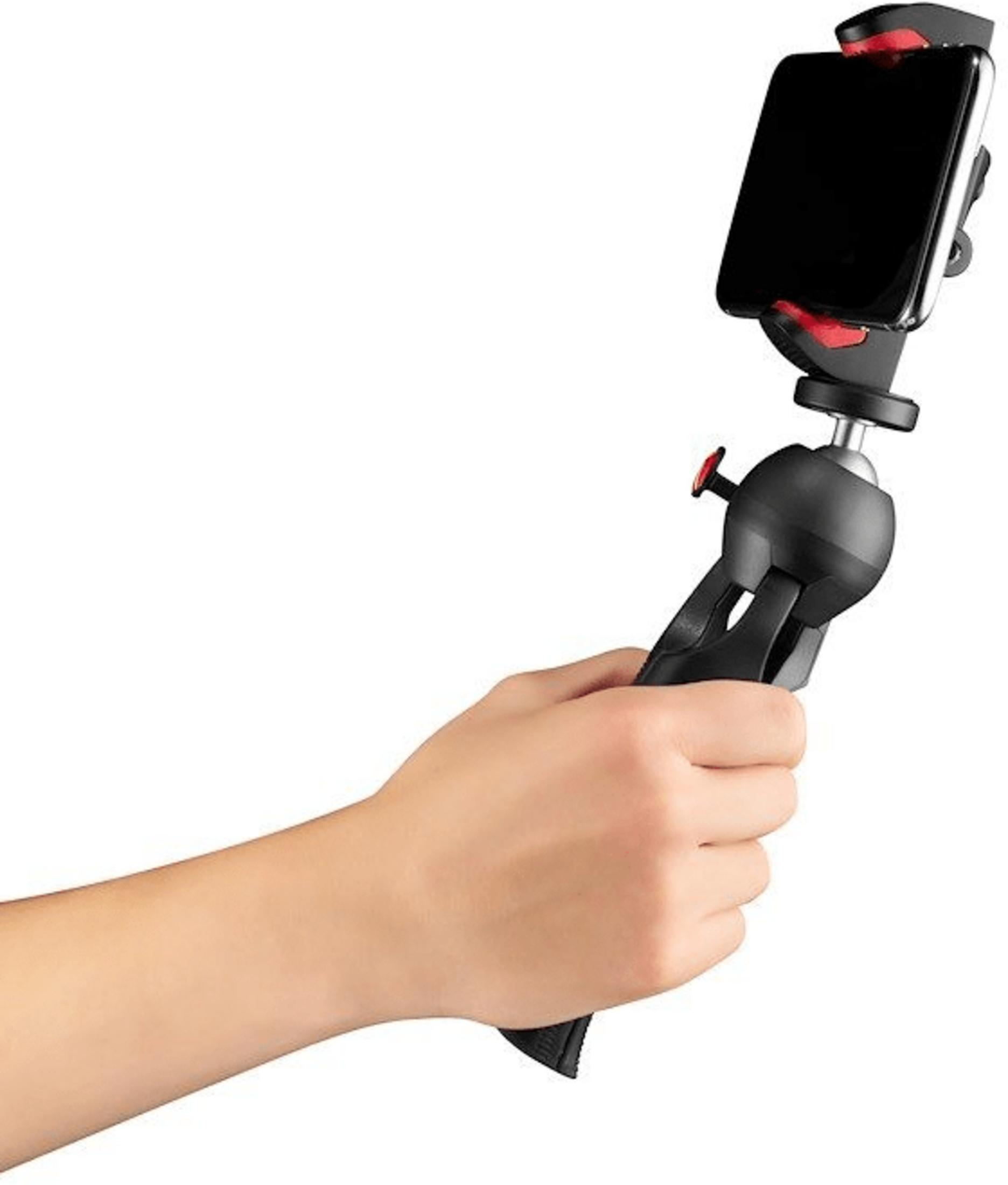Hand hält Smartphone in schwarzem Halter mit Stativ. Weißer Hintergrund.