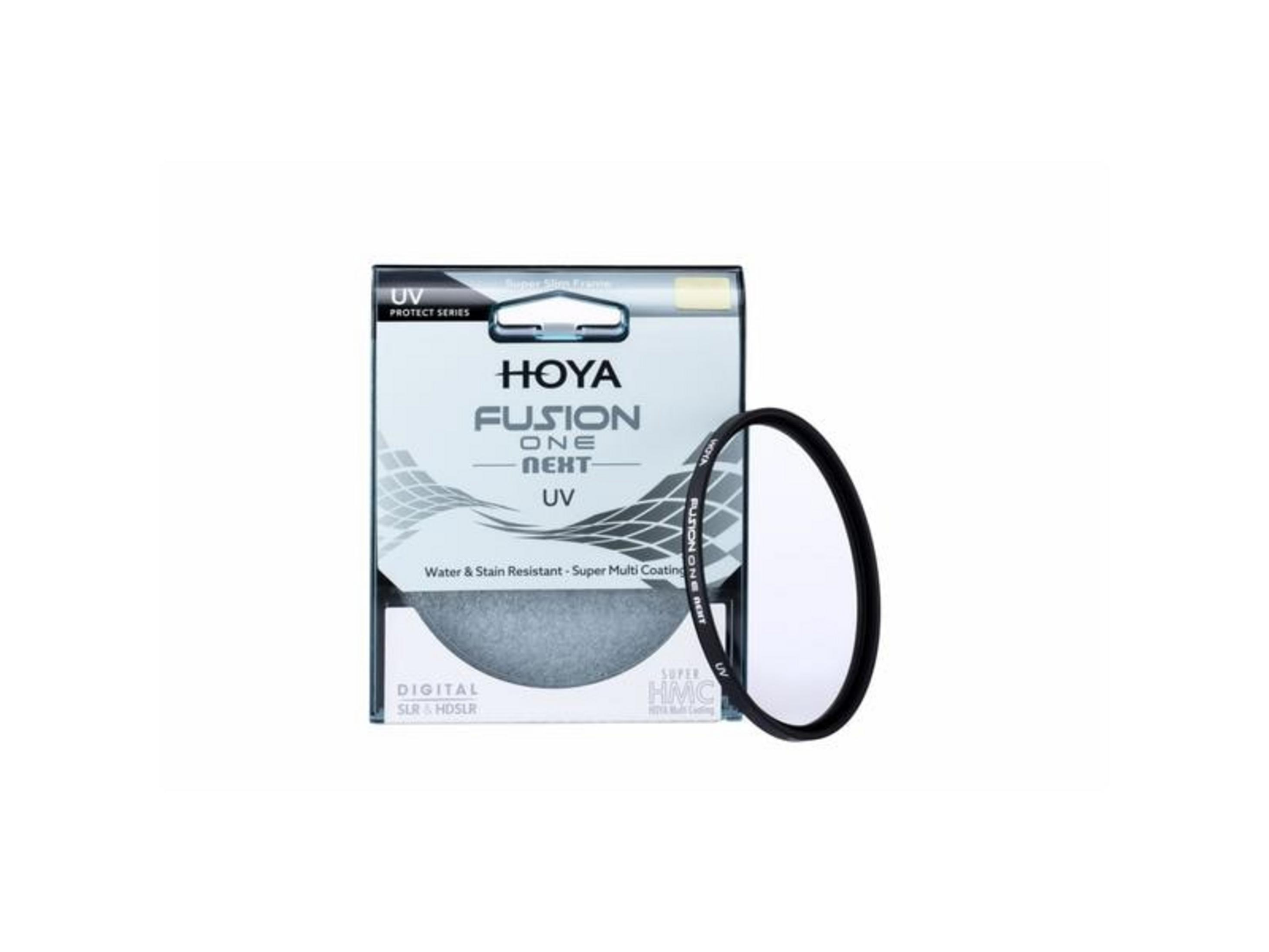 Ein Hoya UV-Filter der Fusion One Next Serie liegt neben seiner Verpackung.