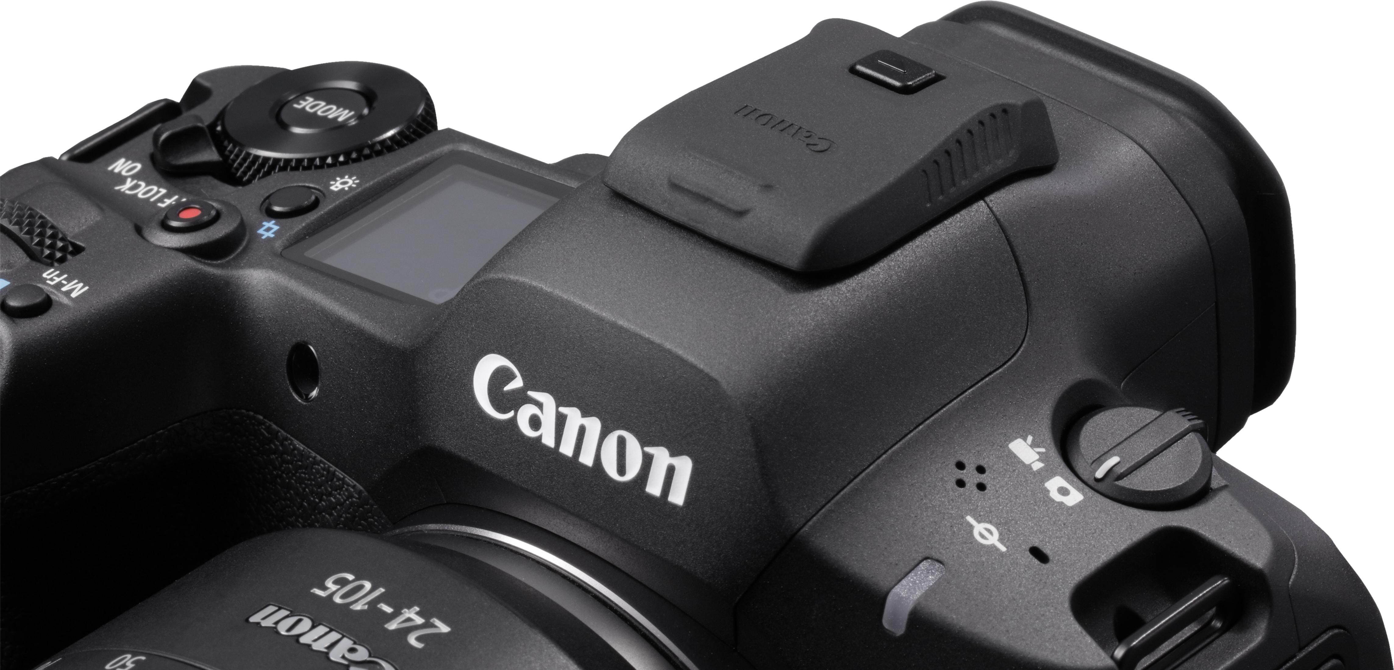 Zbliżenie czarnego aparatu Canon z obiektywem. Widoczne przyciski i oznaczenia.