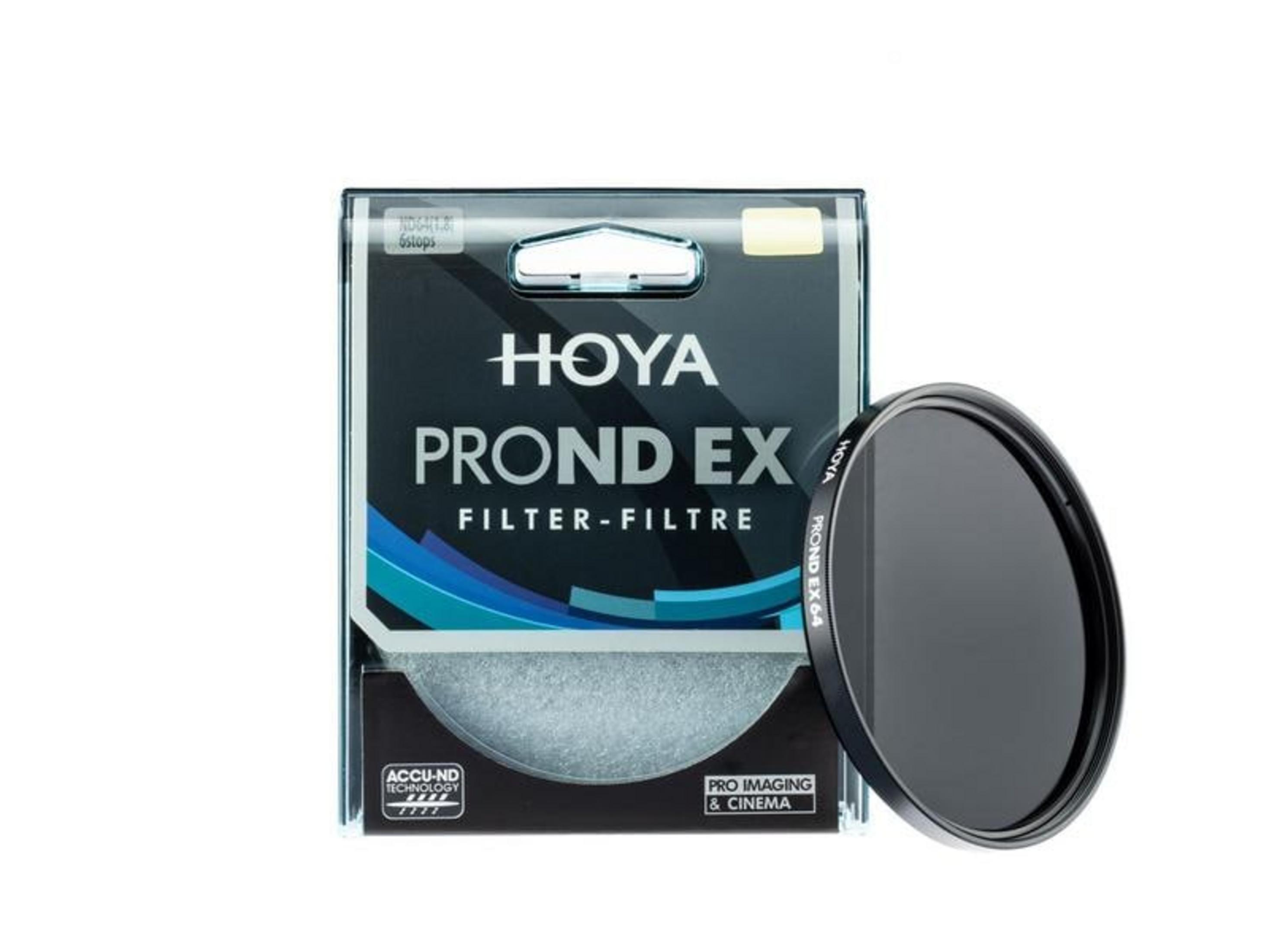 Filtre Hoya PROND EX 64 dans son emballage. Noir avec rayures bleues. Fond blanc.