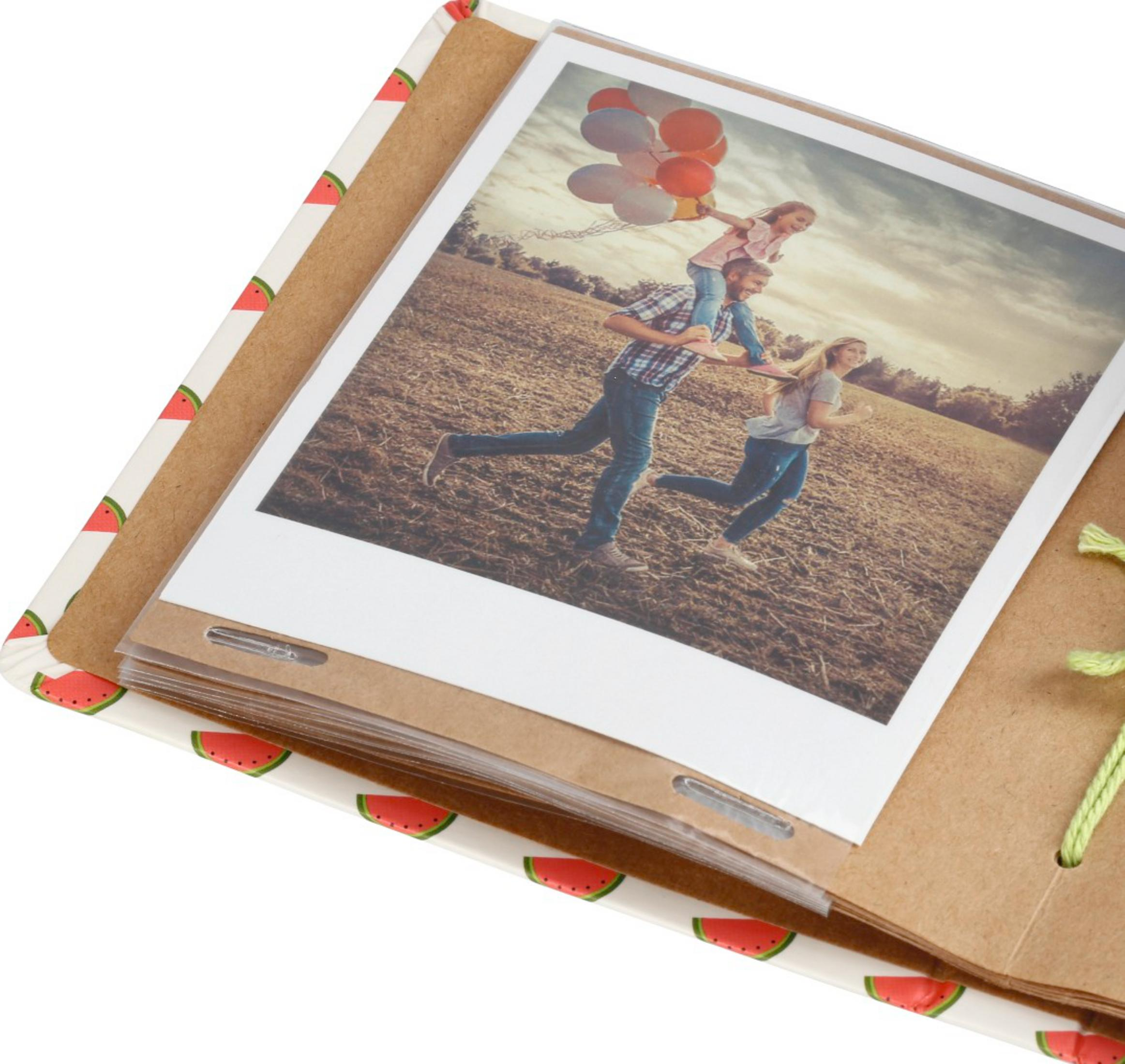 Rodzina biegnie po polu z balonami. Zdjęcie w albumie z nadrukiem arbuza.