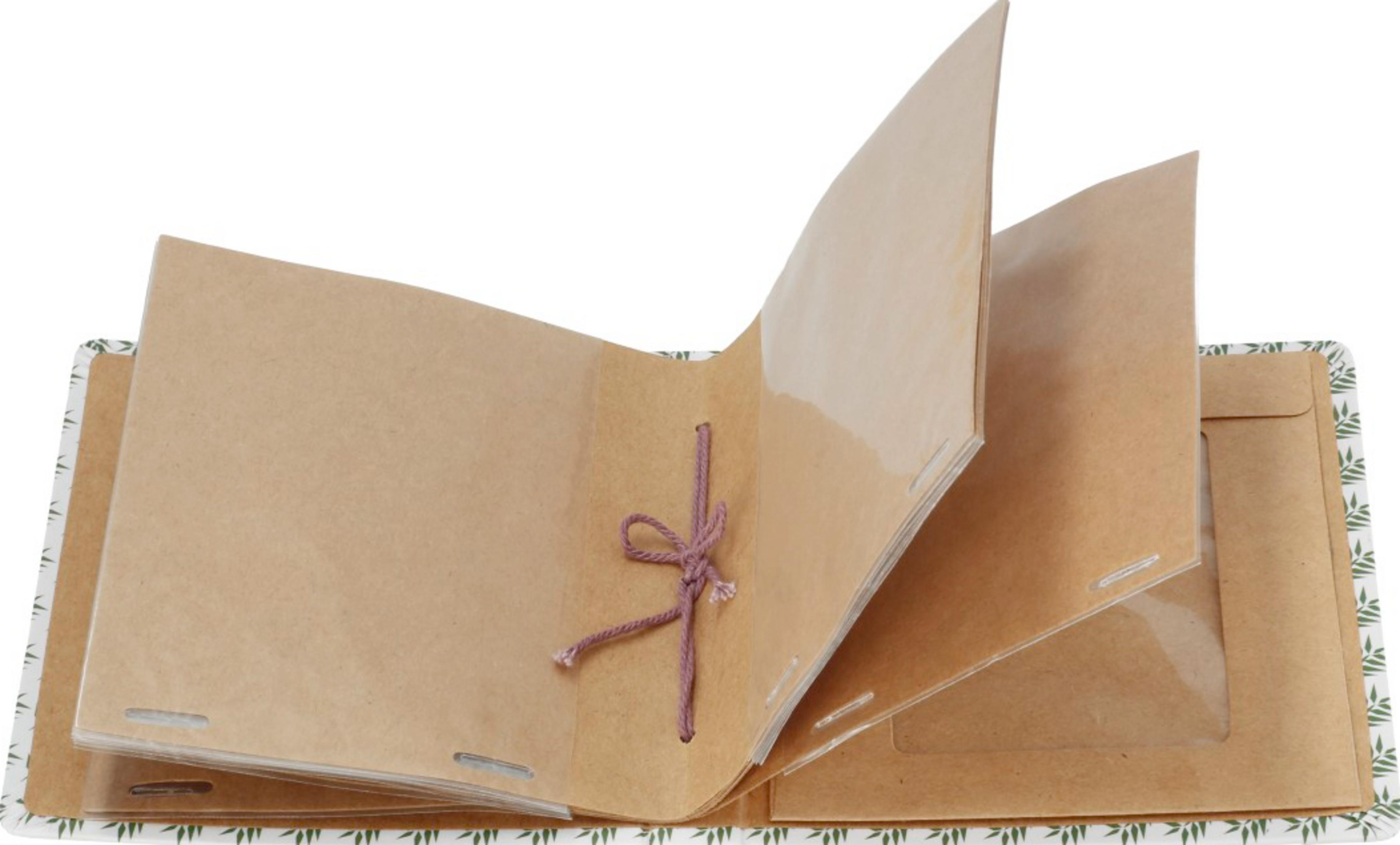 Otwarty brązowy notes papierowy ze sznurkowym zamknięciem i wzorem liści.