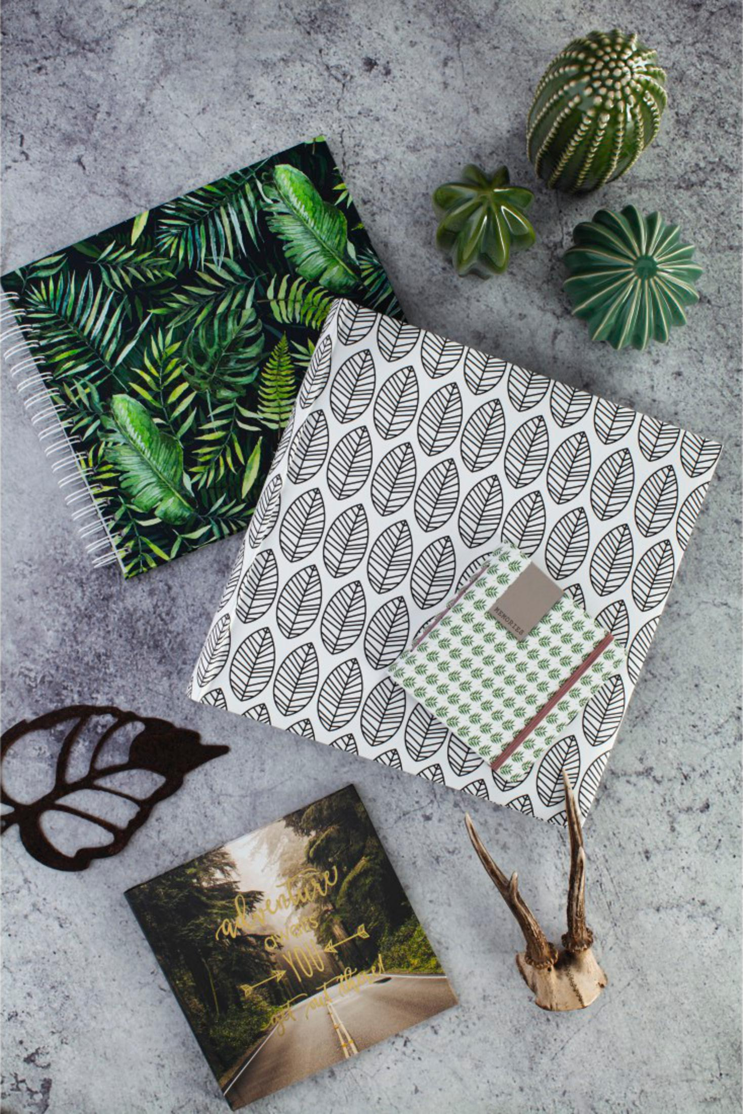 Notes z motywami liści i kaktusów, poroże jelenia, dekoracja liścia na betonie.