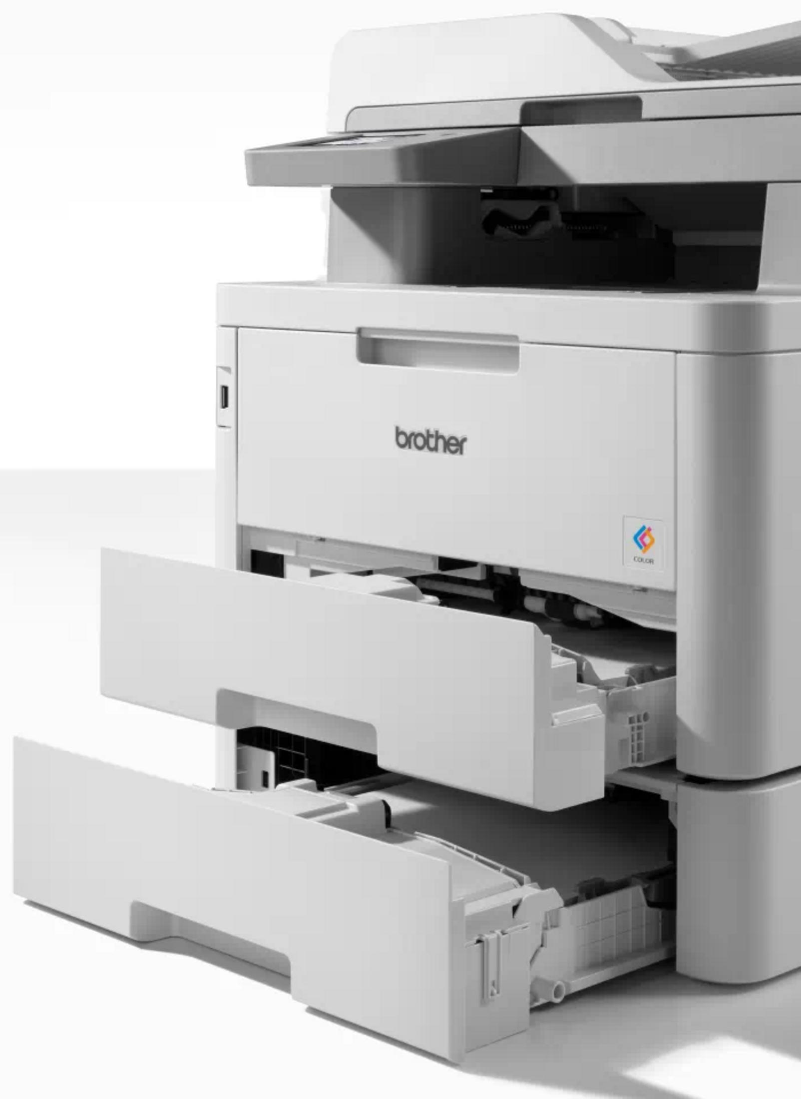 Ein weißer Brother-Multifunktionsdrucker mit ausgefahrenen Papierfächern.